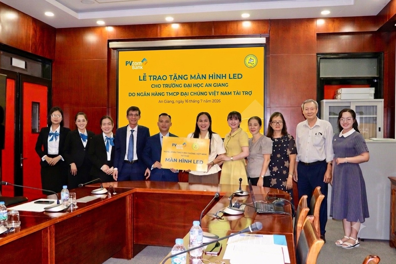 PVcomBank trao tặng hệ thống màn hình LED chuyên dụng cho Trường Đại học An Giang