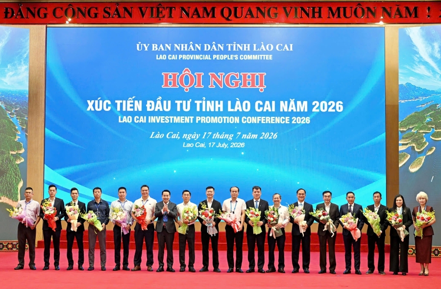 Đồng chí Hồ Văn Tuấn - Phó Tổng Giám đốc Vietcombank (thứ 8 từ phải sang) nhận hoa tri ân tại hội nghị