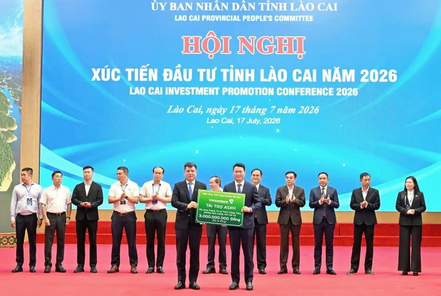 Đồng chí Hồ Văn Tuấn - Phó Tổng Giám đốc Vietcombank (bên trái) trao tặng kinh phí tài trợ an sinh xã hội cho tỉnh Lào Cai