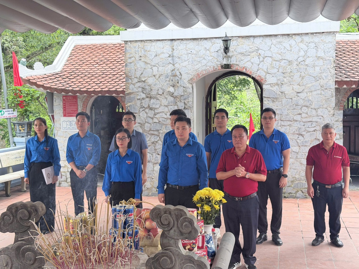Đoàn Thanh niên Ngân hàng Trung ương tổ chức Chương trình "Về nguồn - Thắp nến tri ân các Anh hùng liệt sĩ" tại tỉnh Tuyên Quang
