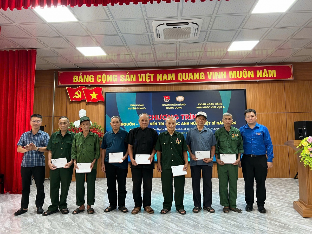 Đoàn Thanh niên Ngân hàng Trung ương trực tiếp trao nhiều phần quà đến các thương binh, bệnh binh, thân nhân liệt sĩ và người có công với cách mạng