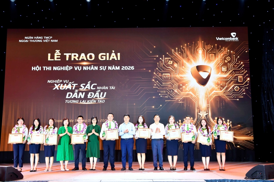 Ban Tổ chức chụp hình cùng 10 thi sinh xuất sắc nhất Hội thi