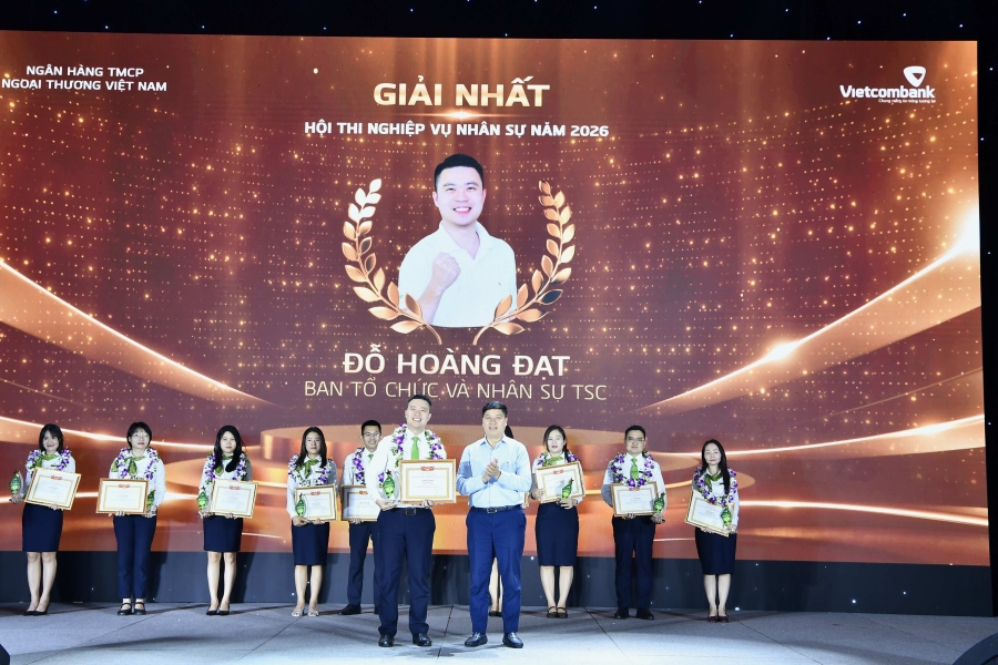 Ông Hồng Quang - Thành viên HĐQT kiêm Giám đốc Khối Nhân sự, Trưởng Ban Giám khảo Hội thi trao giải Nhất cho thi sinh Đỗ Hoàng Đạt