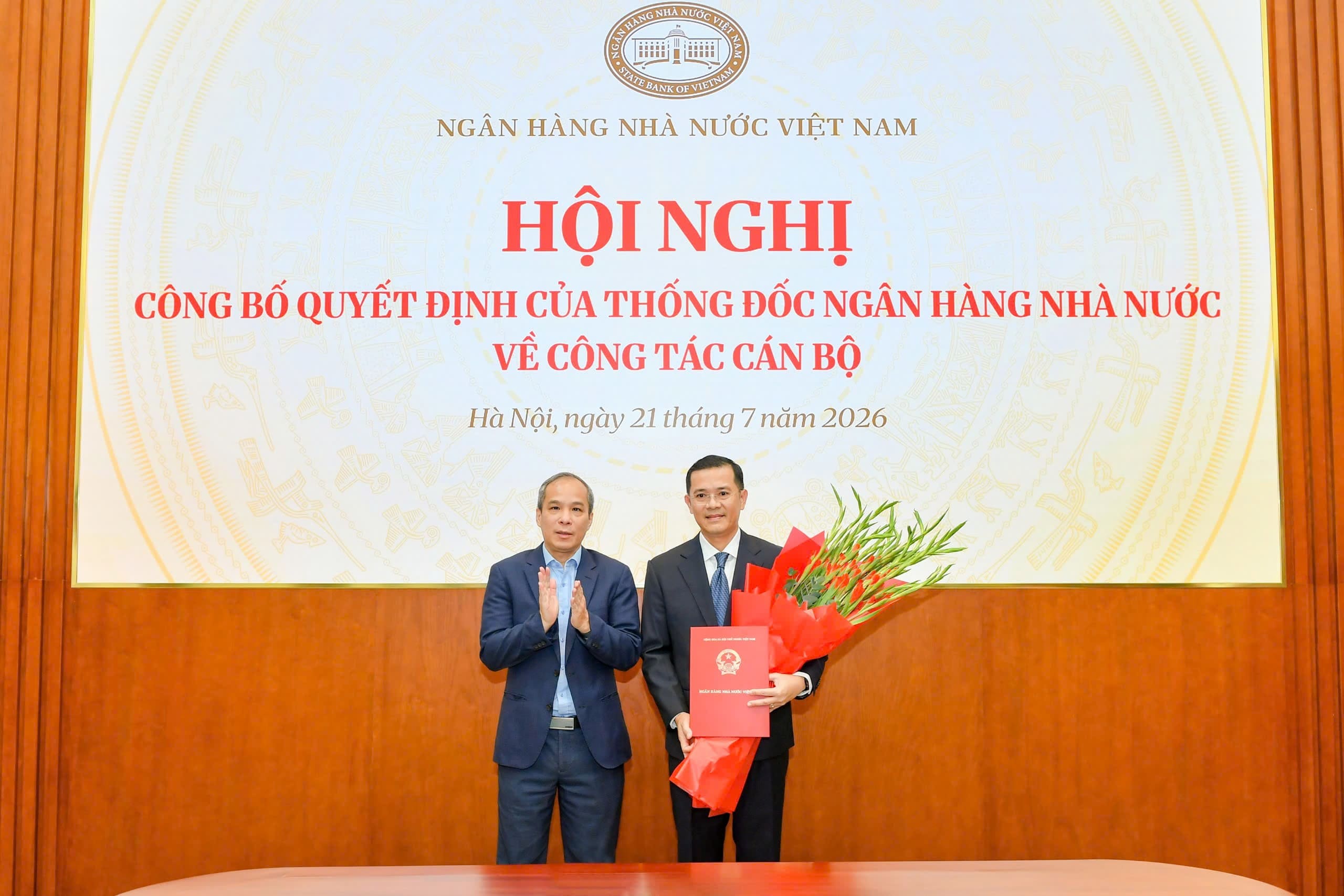 Phó Thống đốc Thường trực Đoàn Thái Sơn trao Quyết định cho ông Phan Mạnh Cường - tân Phó Vụ trưởng Vụ Tổ chức cán bộ