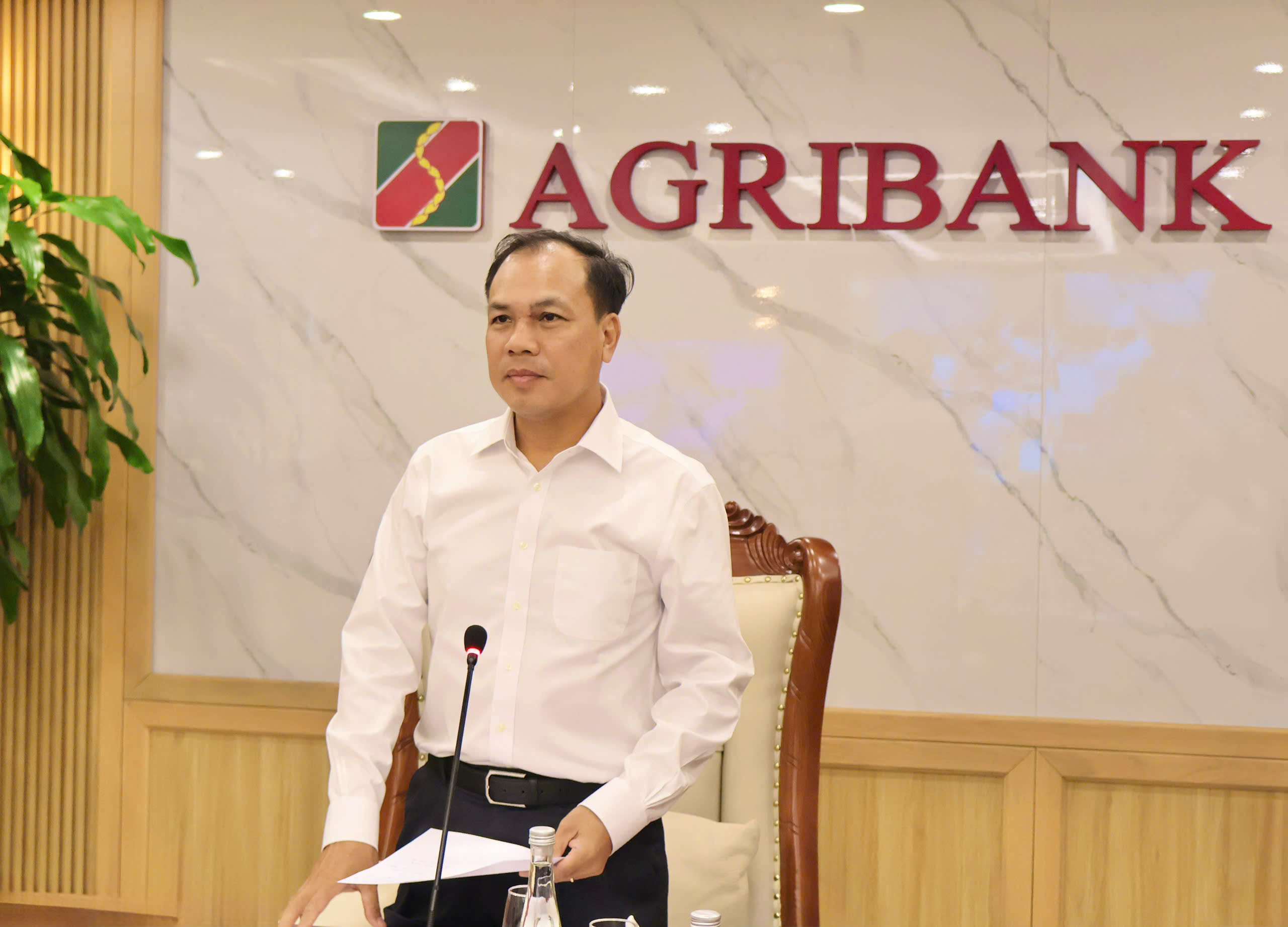 Phó Tổng Giám đốc Agribank Lê Hồng Phúc chủ trì chương trình làm việc