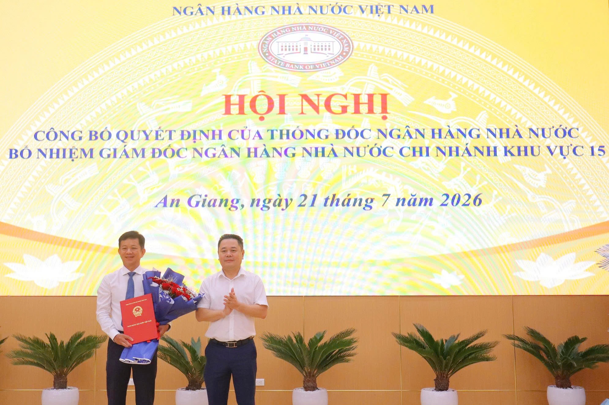 Phó Thống đốc Nguyễn Ngọc Cảnh trao Quyết định bổ nhiệm cho ông Trần Văn Phước