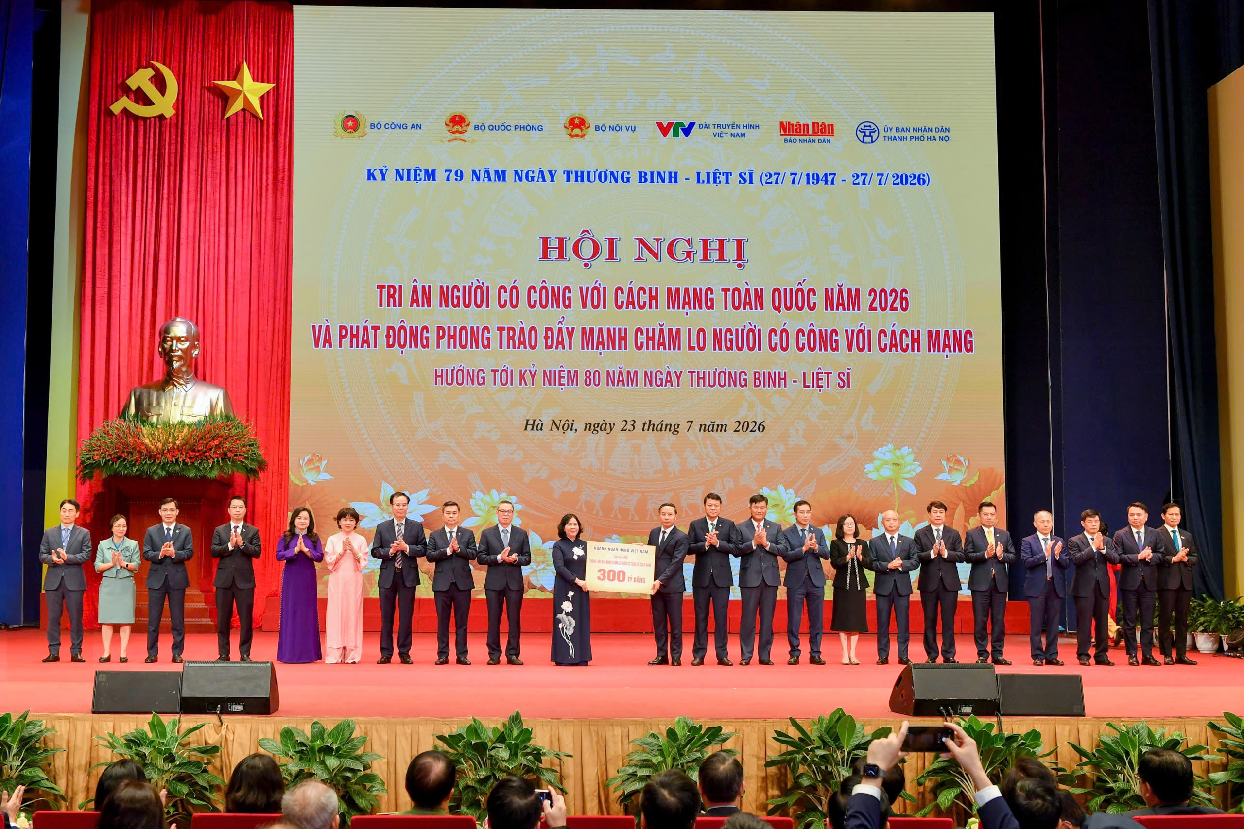 Thống đốc Phạm Đức Ấn cùng đại diện lãnh đạo các ngân hàng thương mại trao biển tượng trưng ủng hộ 300 tỷ đồng