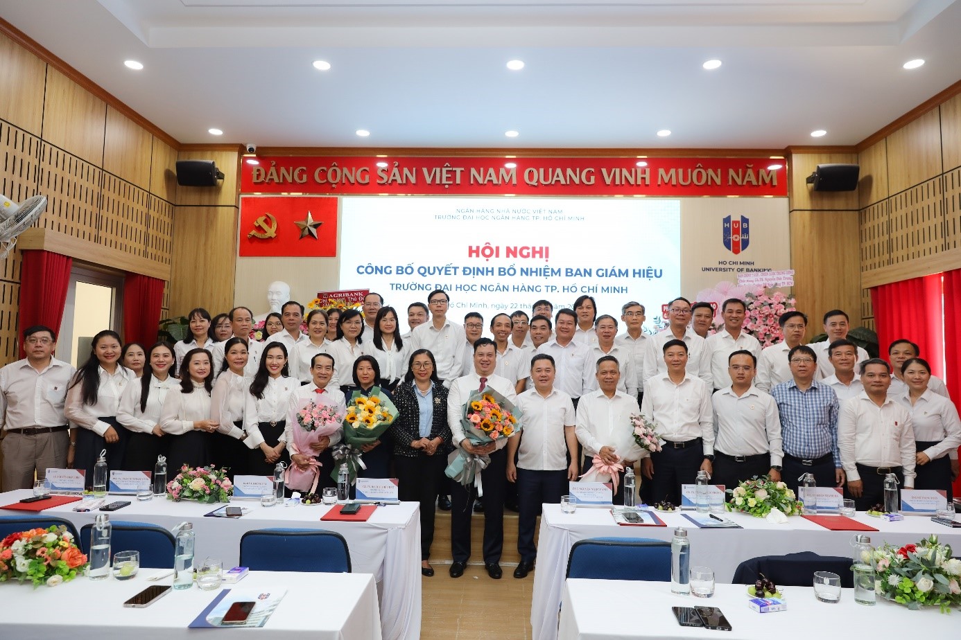 Các đại biểu tham dự Hội nghị chụp ảnh lưu niệm