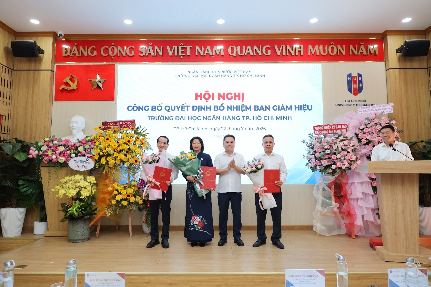 Phó Thống đốc Nguyễn Ngọc Cảnh trao các quyết định bổ nhiệm chức vụ Phó Hiệu trưởng Trường Đại học Ngân hàng TP HCM cho PGS.TS Đoàn Thanh Hà, TS Nguyễn Trần Phúc và PGS.TS Hà Thị Thiều Dao