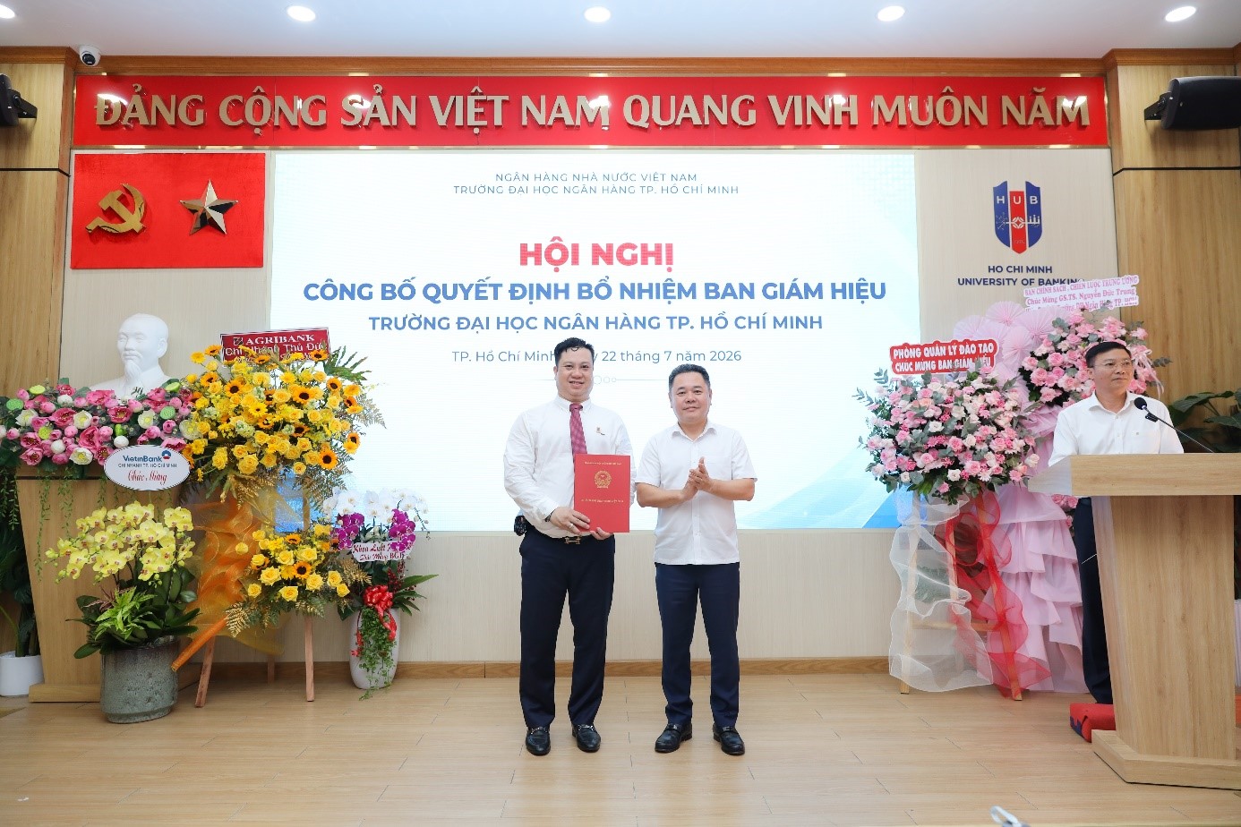 Phó Thống đốc Nguyễn Ngọc Cảnh trao quyết định bổ nhiệm Hiệu trưởng Trường Đại học Ngân hàng TP HCM cho GS.TS Nguyễn Đức Trung