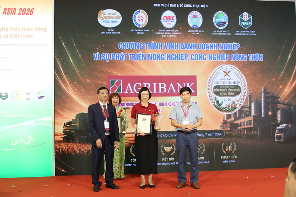 Đại diện Agribank nhận kỷ niệm chương Doanh nghiệp vì sự phát triển nông nghiệp, công nghiệp nông thôn 2026