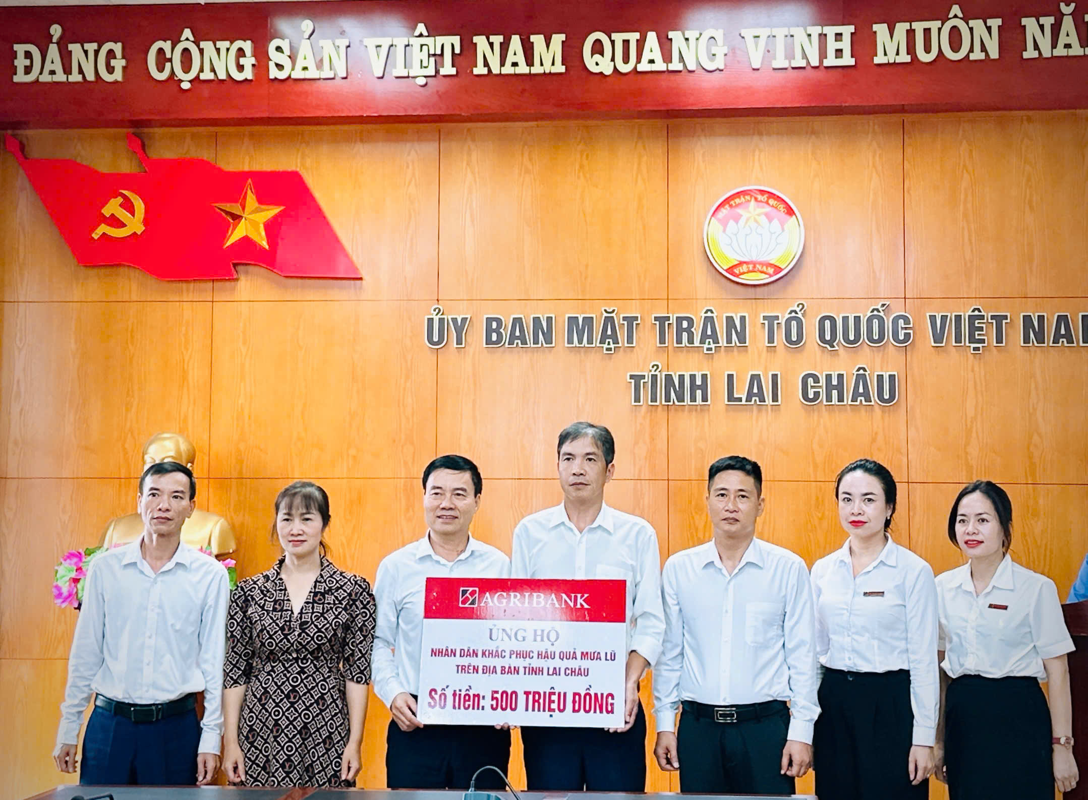 Đại diện đoàn Agribank, ông Phạm Đình Kính - Bí thư Đảng ủy, Giám đốc Agribank Chi nhánh Lai Châu (thứ ba bên trái sang) trao tiền ủng hộ người dân Lai Châu khắc phục hậu quả thiên tai