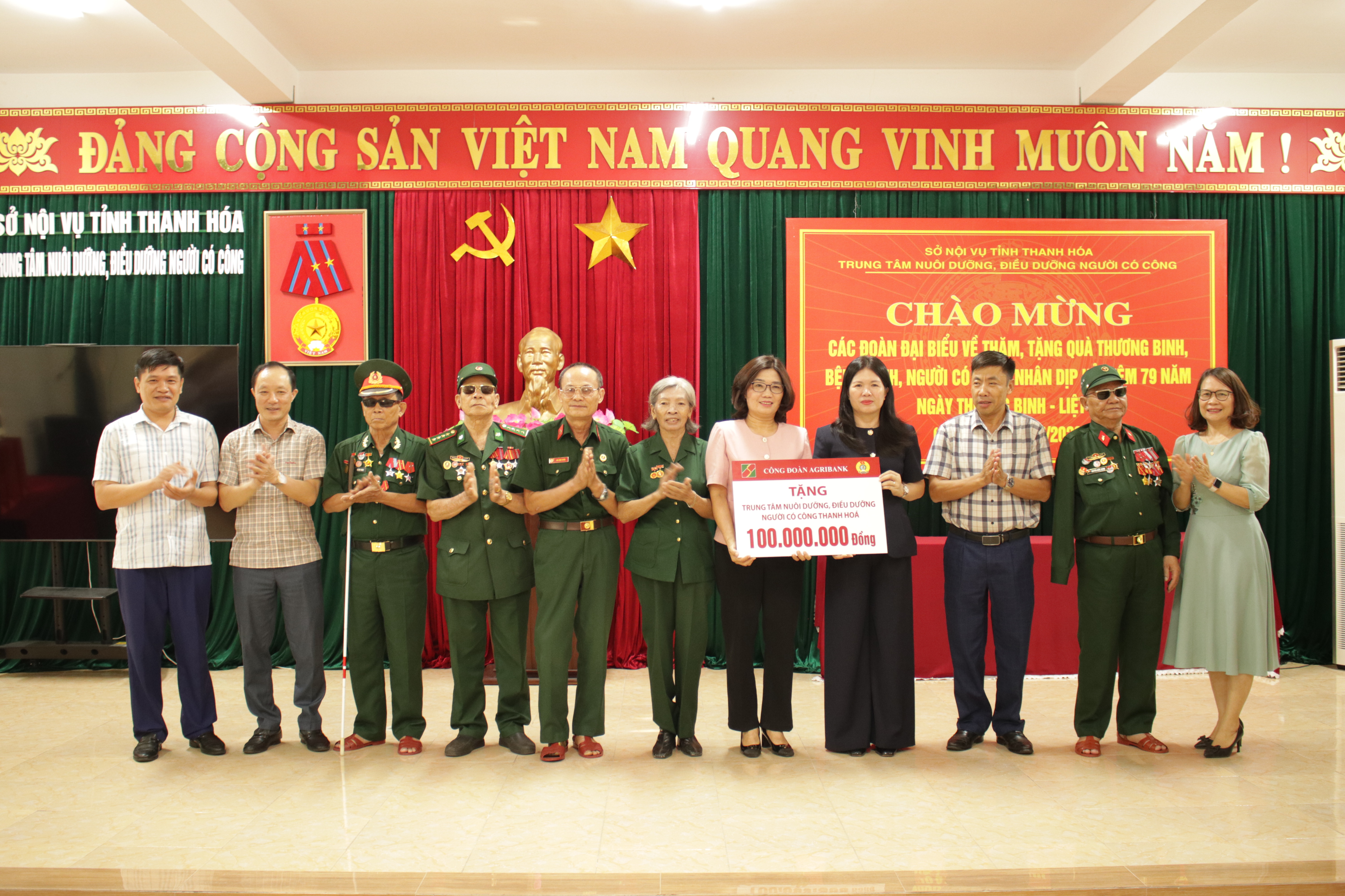 Đồng chí Từ Thị Kim Thanh - Thành viên HĐTV, Chủ tịch Công đoàn Agribank trao tặng 100 triệu đồng tới Trung tâm nuôi dưỡng, điều dưỡng người có công tỉnh Thanh Hóa