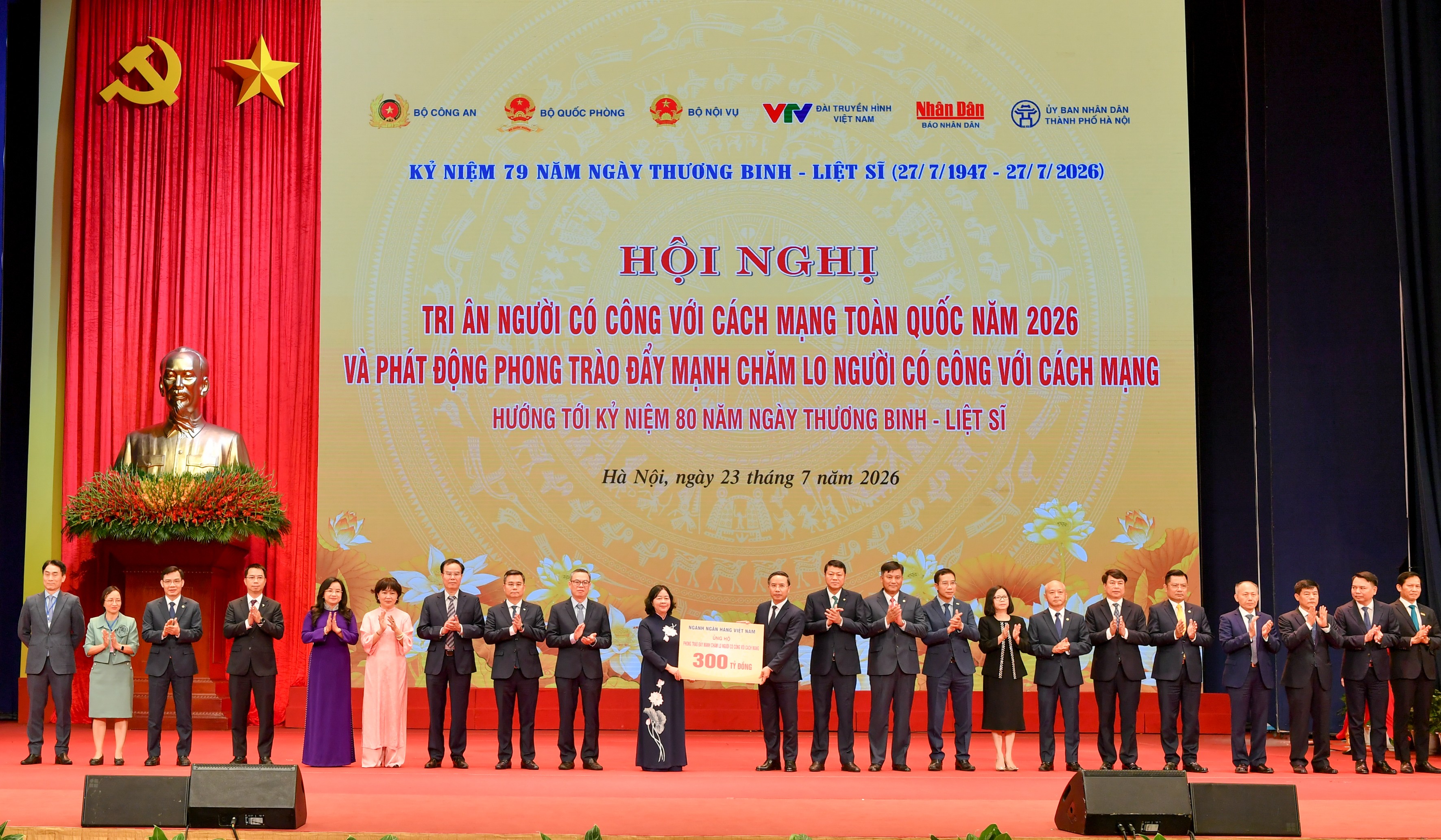 Đồng chí Phạm Đức Ấn - Thống đốc NHNN cùng lãnh đạo các NHTM trao tặng số tiền 300 tỷ đồng ủng hộ phong trào đẩy mạnh chăm lo người có công với cách mạng. Đồng chí Phạm Toàn Vượng - Tổng Giám đốc, đại diện Agribank (thứ 10 từ phải sang) vinh dự tham gia cùng đoàn đại biểu ngành Ngân hàng