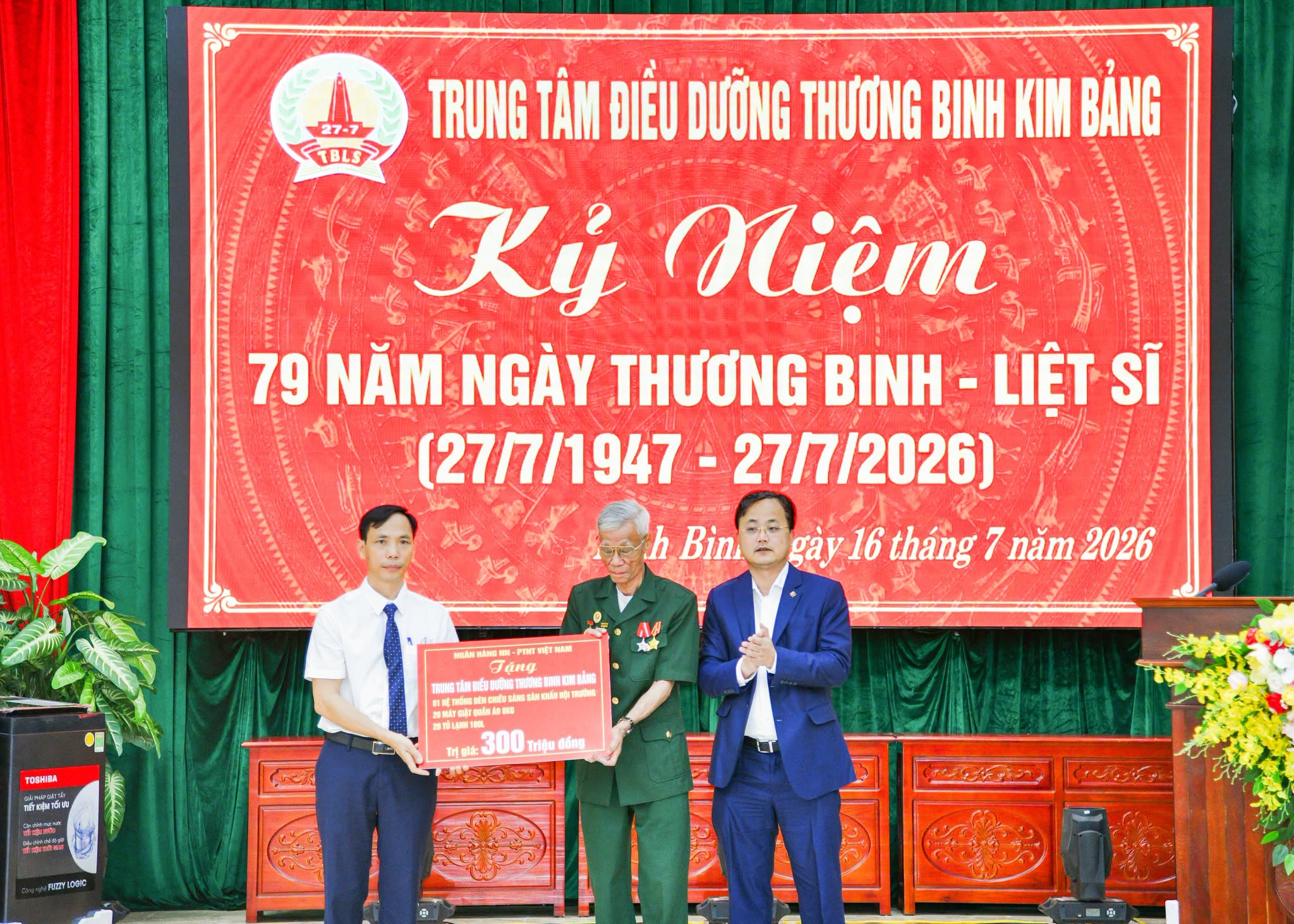 Đồng chí Tô Huy Vũ - Bí thư Đảng uỷ, Chủ tịch HĐTV Agribank trao quà tới Trung tâm điều dưỡng thương binh Kim Bảng