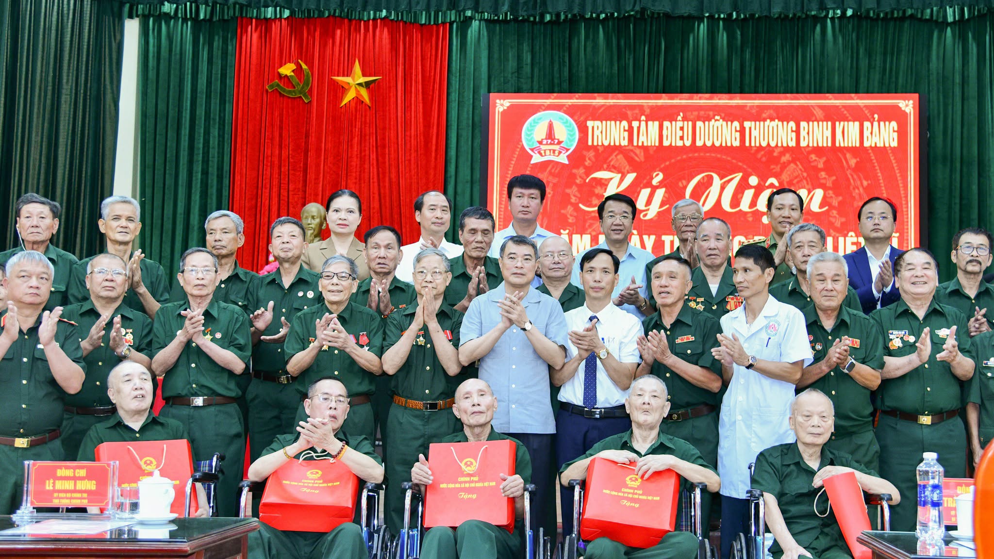 Đại diện Agribank, đồng chí Tô Huy Vũ - Bí thư Đảng uỷ, Chủ tịch HĐTV (hàng trên cùng, ngoài cùng bên phải) tham gia Đoàn công tác của Thủ tướng Lê Minh Hưng đến thăm và tặng quà thương, bệnh binh tại Ninh Bình