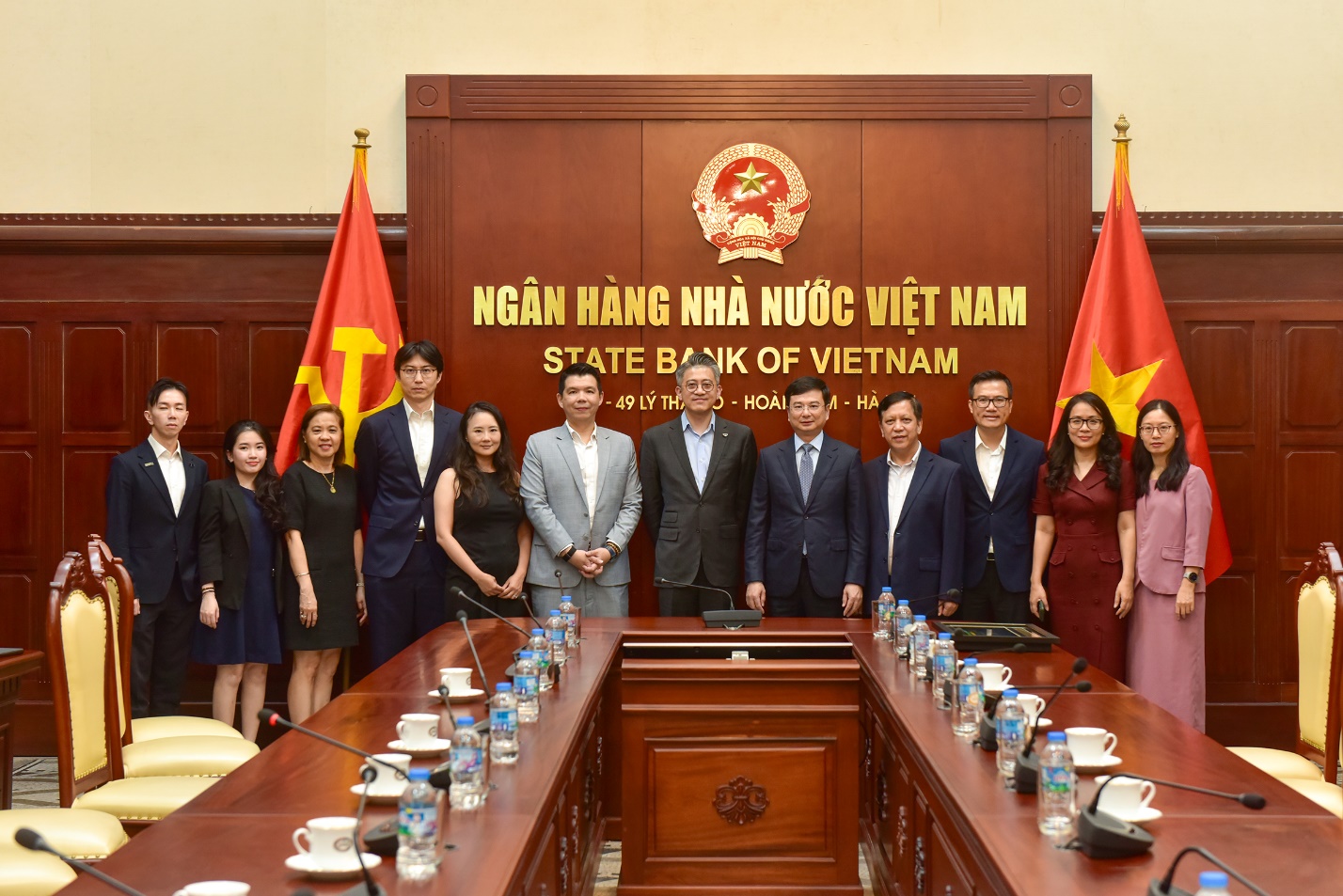Phó Thống đốc Phạm Thanh Hà cùng Đoàn công tác Bloomberg chụp ảnh lưu niệm