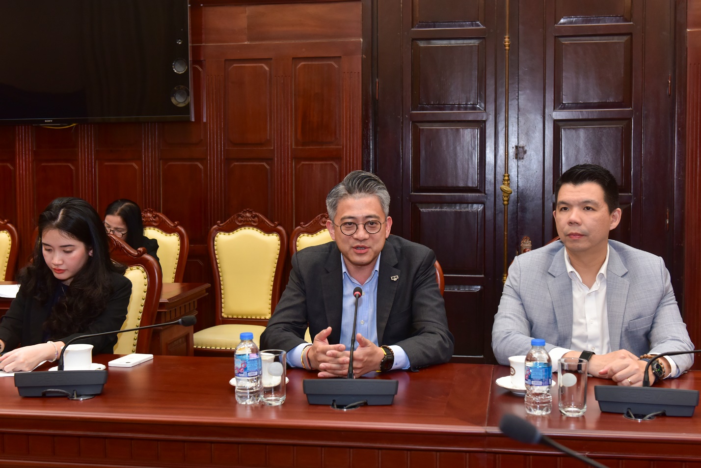 Ông Bing Li, Chủ tịch Bloomberg khu vực Châu Á – Thái Bình Dương phát biểu tại buổi làm việc
