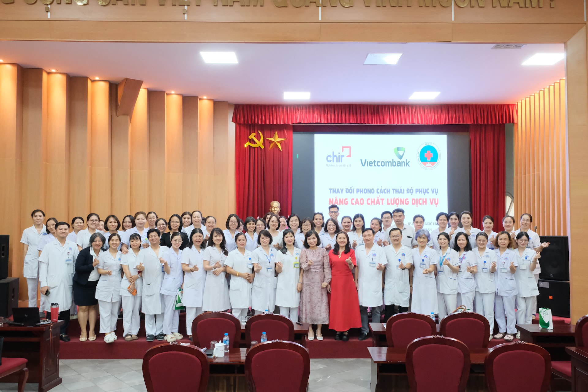 Toàn thể khoá đào tạo chụp hình lưu niệm