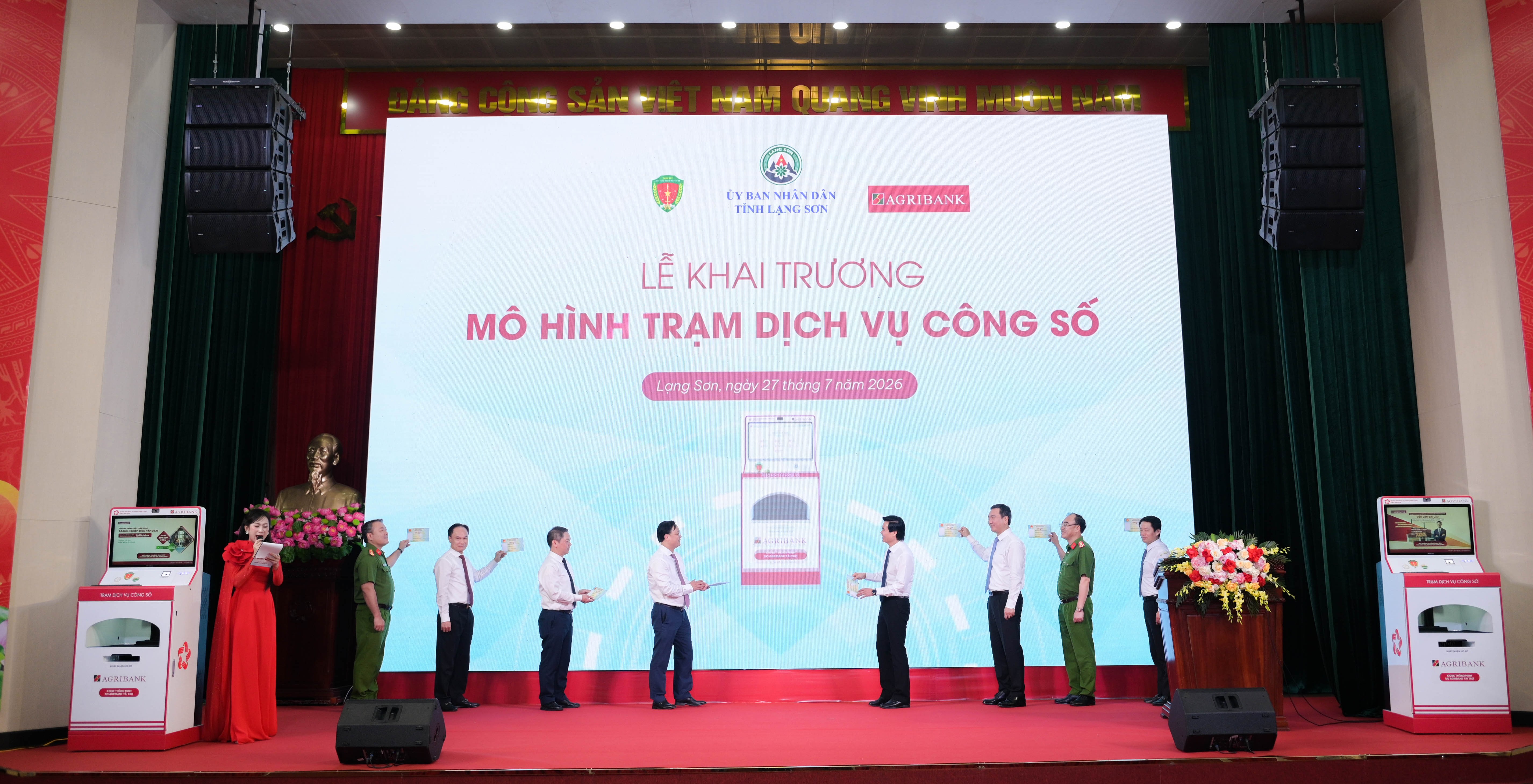 Các đại biểu thực hiện nghi thức ra mắt Trạm dịch vụ công số trên địa bàn tỉnh Lạng Sơn