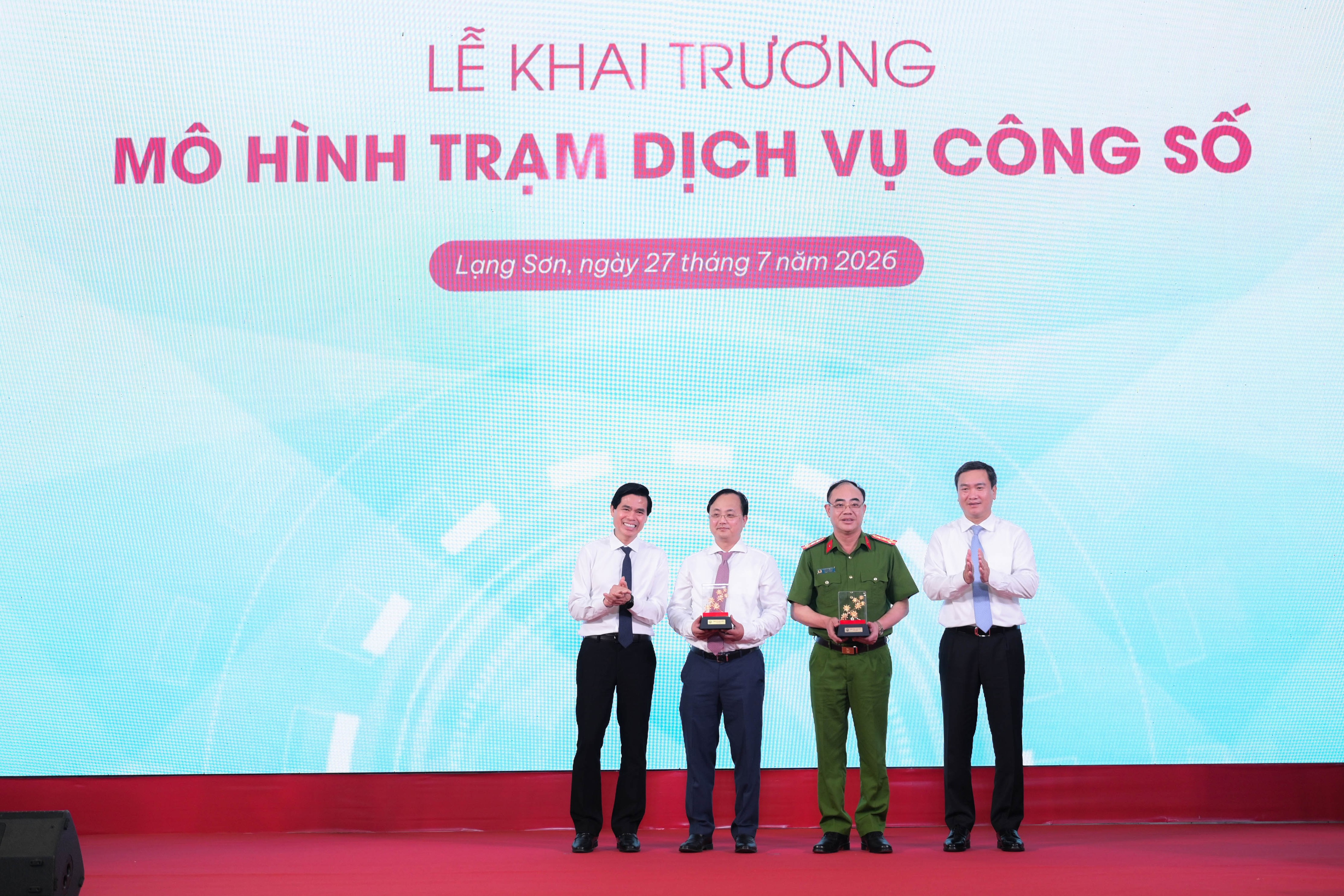 Đồng chí Hoàng Quốc Khánh - Ủy viên Trung ương Đảng, Bí thư Tỉnh ủy Lạng Sơn (ngoài cùng bên phải) và đồng chí Nguyễn Cảnh Toàn - Phó Bí thư Tỉnh ủy, Chủ tịch UBND tỉnh Lạng Sơn (ngoài cùng bên trái) trao quà lưu niệm cho đồng chí Tô Huy Vũ - Bí thư Đảng ủy, Chủ tịch HĐTV Agribank và đồng chí Đại tá Trần Hồng Phú - Phó Bí thư Đảng uỷ, Phó Cục trưởng Cục Cảnh sát quản lý hành chính về trật tự xã hội, Bộ Công an