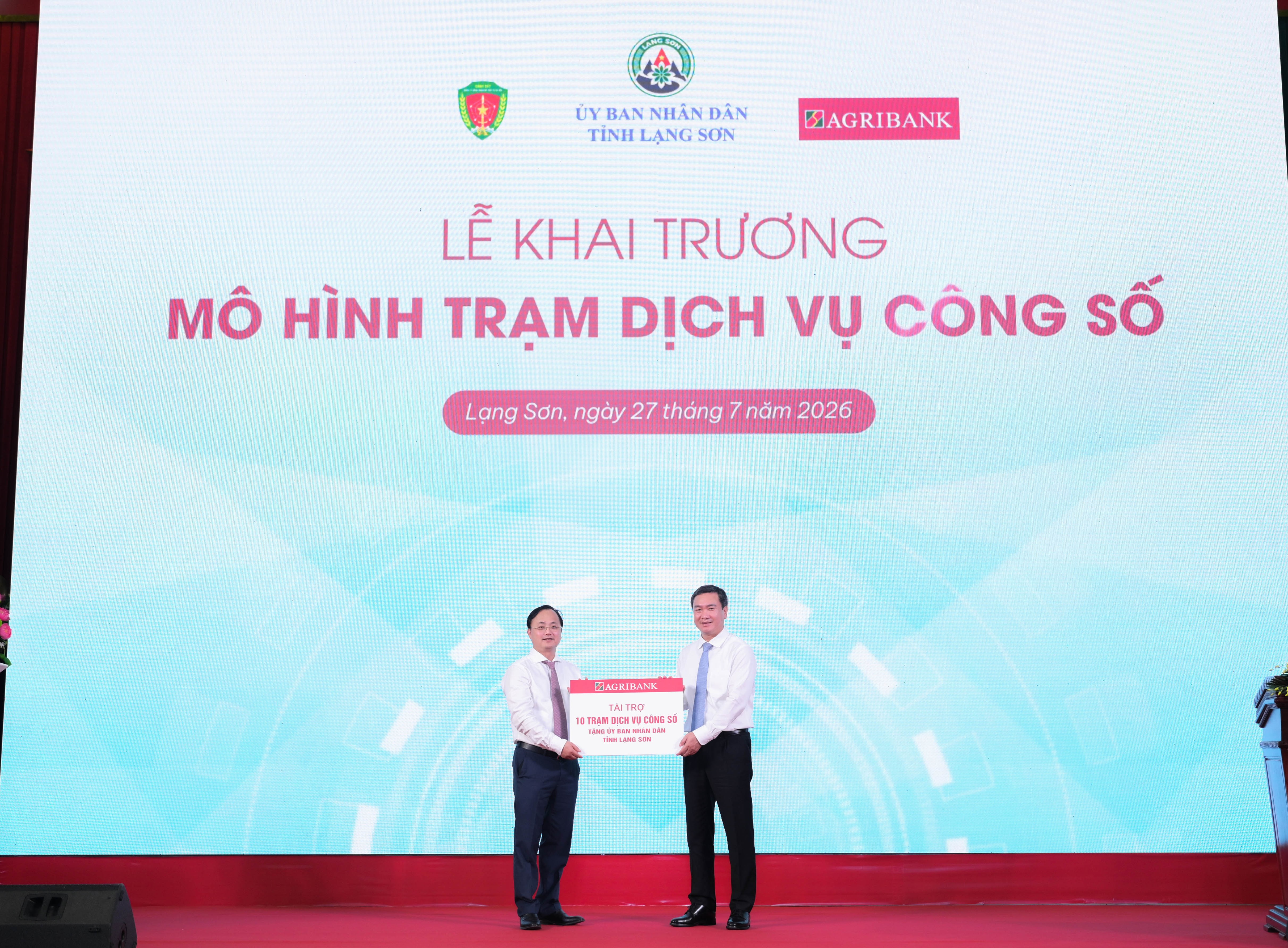 Đồng chí Tô Huy Vũ - Bí thư Đảng ủy, Chủ tịch HĐTV Agribank trao tặng 10 Trạm dịch vụ công số cho tỉnh Lạng Sơn