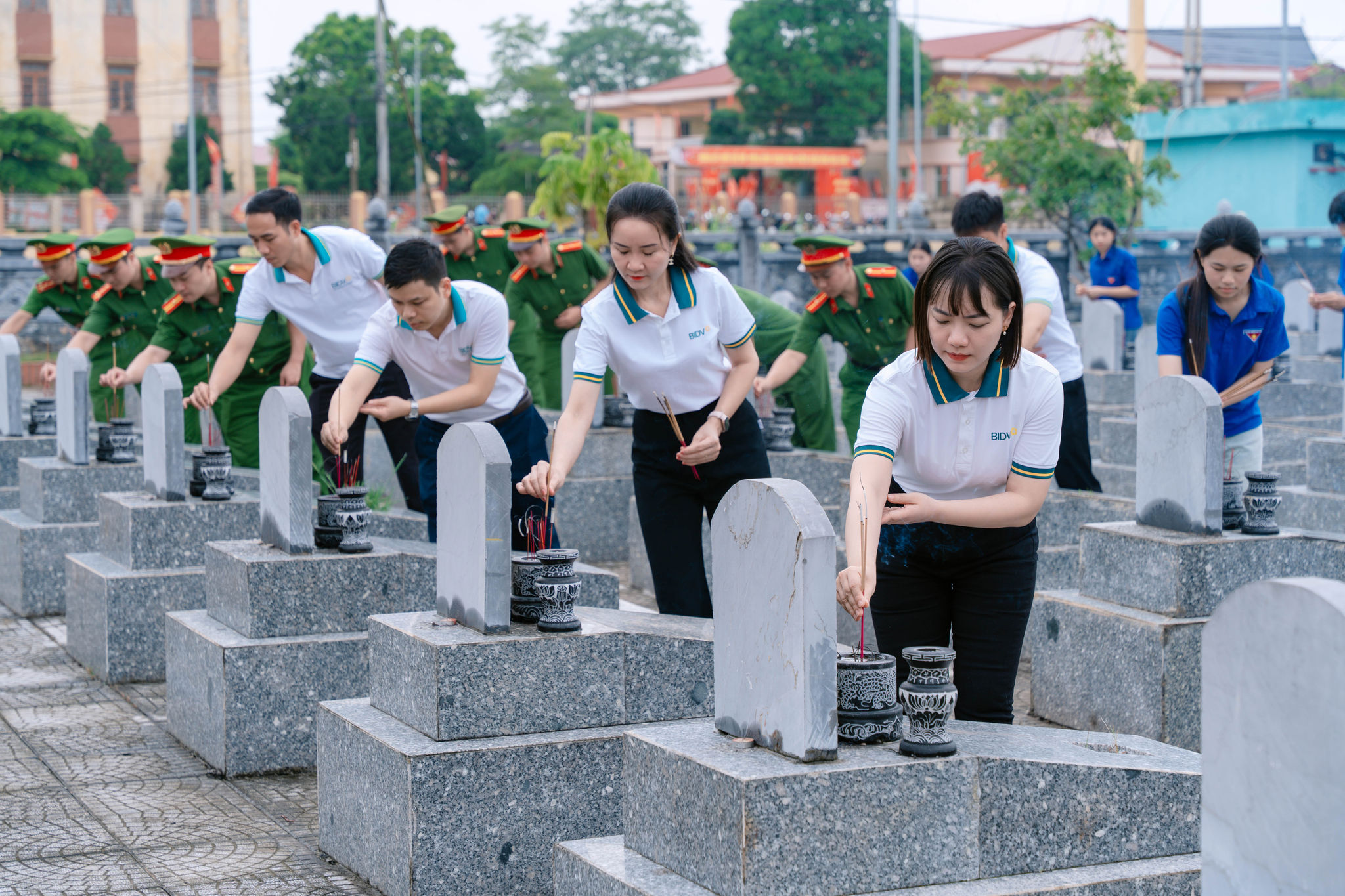 Đoàn Thanh niên BIDV và các đơn vị đồng hành dâng hương tri ân các Anh hùng Liệt sĩ