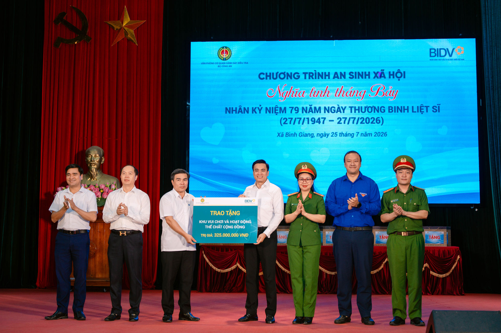 Đại diện Đoàn công tác trao kinh phí khu vui chơi và hoạt động thể chất cộng đồng
