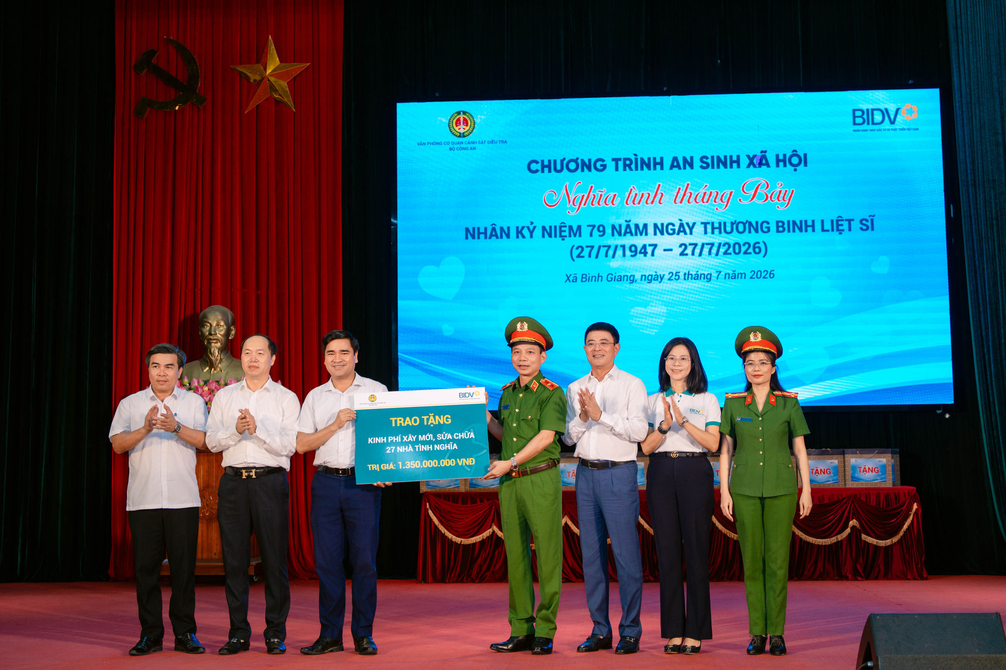 Ban Lãnh đạo BIDV và lãnh đạo C01 - Bộ Công an trao quà ASXH cho đại diện chính quyền xã