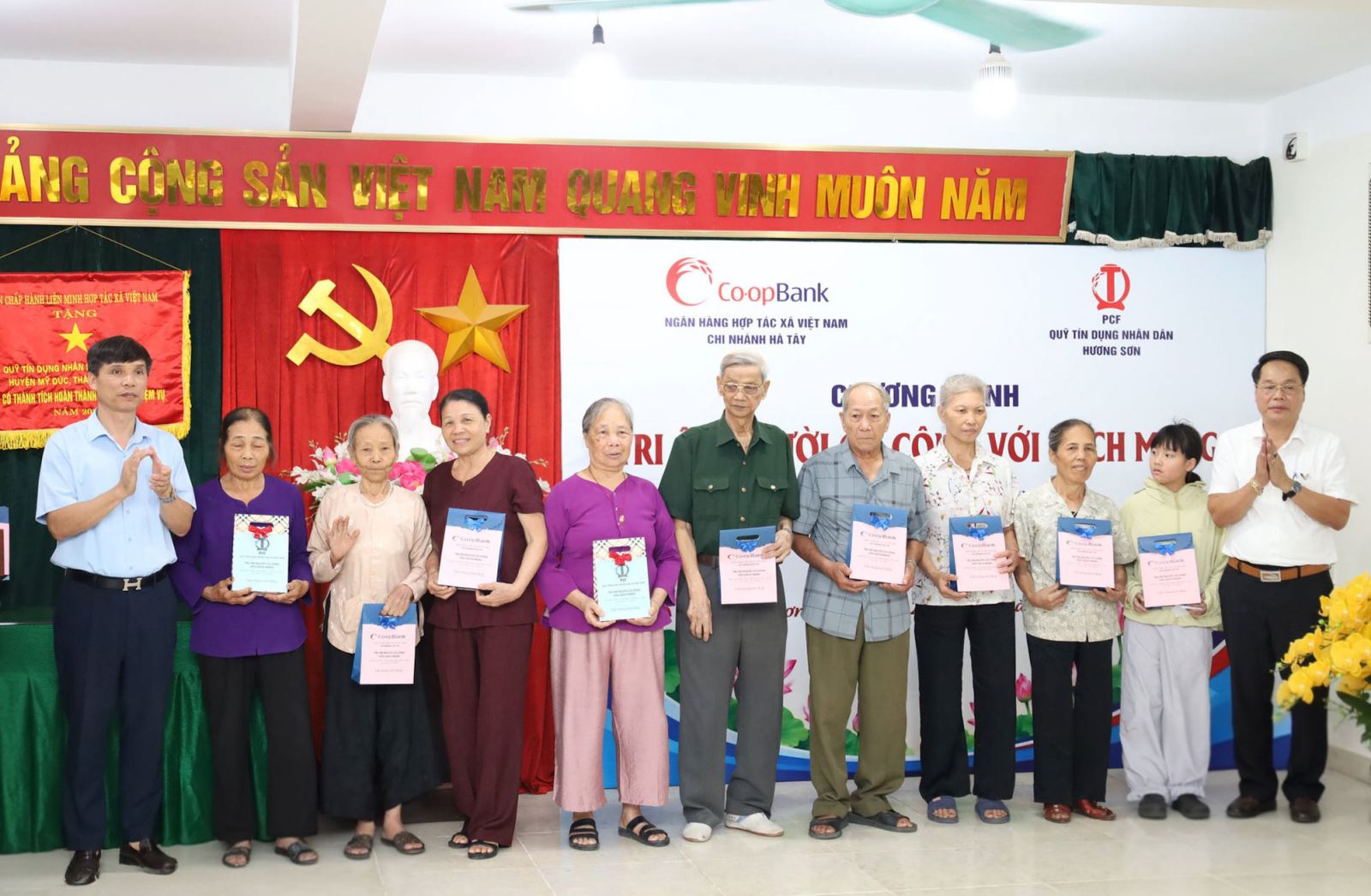 Co-opBank Chi nhánh Hà Tây phối hợp với QTDND Hương Sơn tổ chức chương trình tri ân các thương binh, bệnh binh, thân nhân liệt sĩ và người có công với cách mạng trên địa bàn xã Hương Sơn