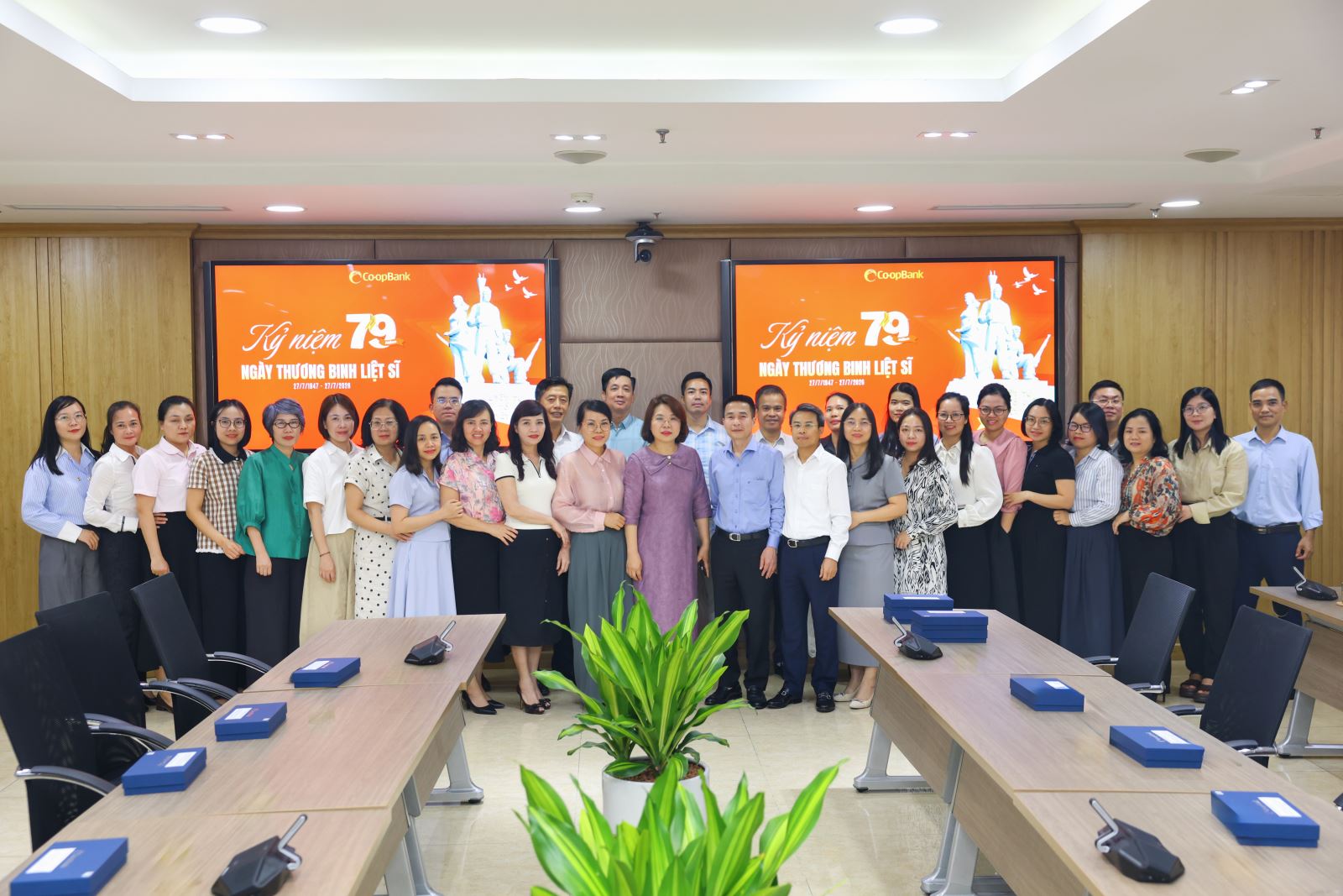  Đồng chí Đặng Mai Phương - Thành viên Hội đồng quản trị, Chủ tịch Công đoàn Co-opBank và đồng chí Tô Hoài Thanh - Phó Tổng Giám đốc Co-opBank, Chủ tịch Công đoàn cơ sở Trụ sở chính gặp mặt và trao các phần quà tri ân đến người thân có công với cách mạng cho các cán bộ đang công tác tại Trụ sở chính