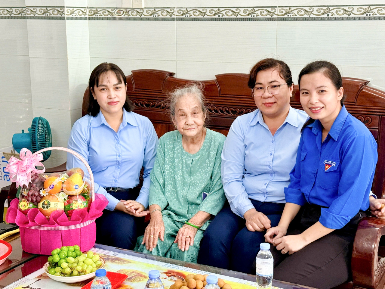 Co-opBank Chi nhánh Long An tới thăm hỏi, trao quà tri ân Bà mẹ Việt Nam Anh hùng Huỳnh Thị Tiếu