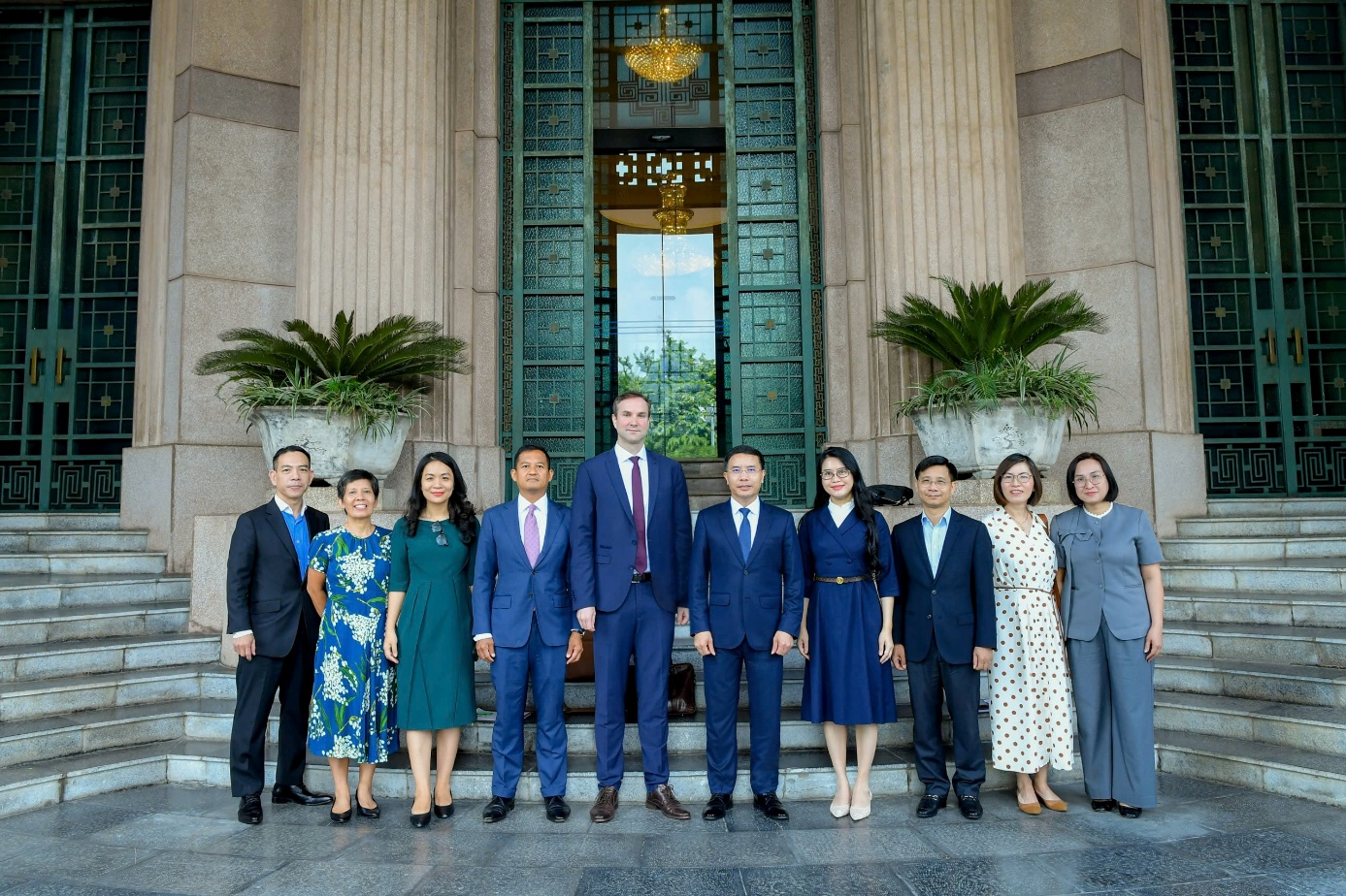 Thống đốc Phạm Đức Ấn chụp ảnh lưu niệm với đoàn công tác của IMF
