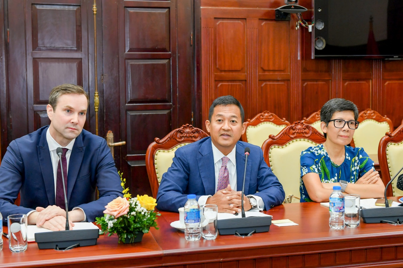 Ông Fazurin Jamaludin (giữa), Trưởng đại diện kế nhiệm của IMF tại Việt Nam và Lào