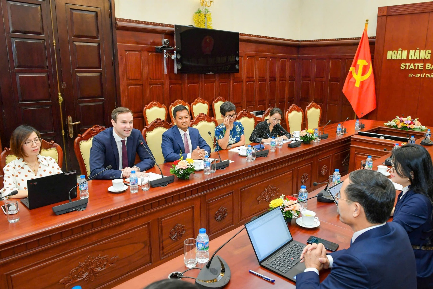 Ông Jochen Schmittmann (thứ hai từ trái sang), Trưởng đại diện đương nhiệm Văn phòng IMF tại Campuchia, Lào và Việt Nam phát biểu