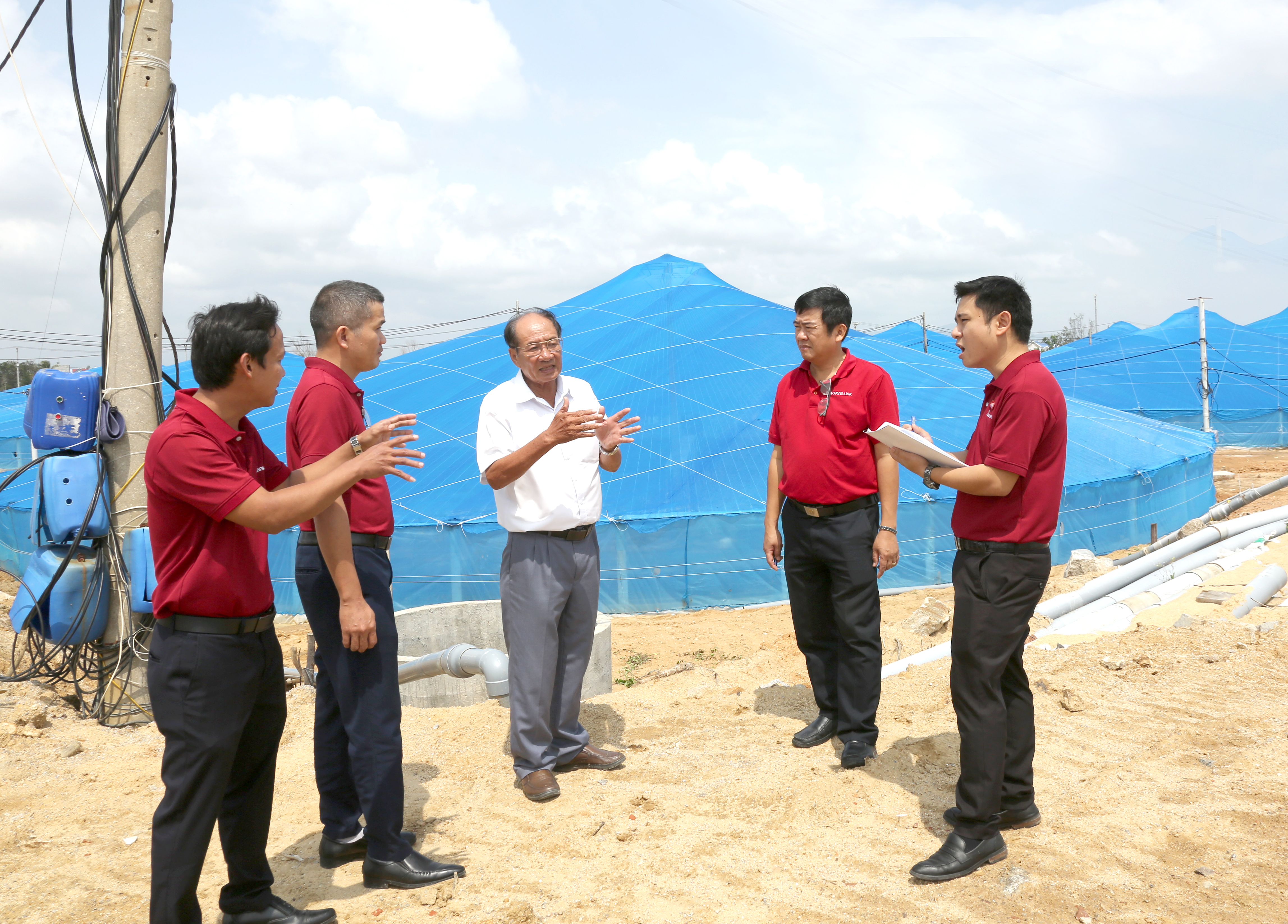 Nguồn vốn Agribank đã hỗ trợ khách hàng Nguyễn Ngọc Châu (áo trắng), Giám đốc Công ty TNHH Ngọc Châu (xã Đề Gi, Gia Lai) vượt qua khó khăn, khôi phục sản xuất sau bão lũ