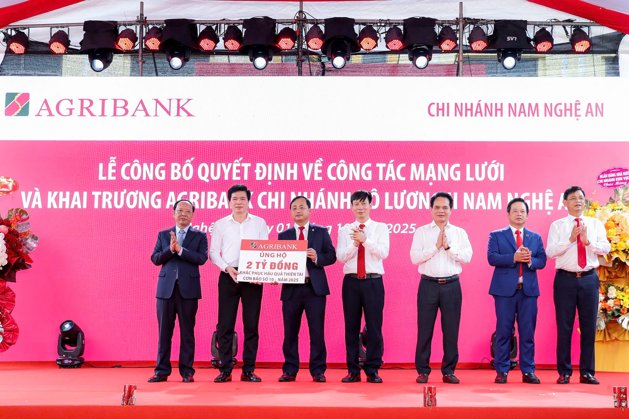 Đại diện Agribank, Chủ tịch HĐTV Tô Huy Vũ trao tổng cộng 5 tỷ đồng từ Quỹ phúc lợi để hỗ trợ khắc phục hậu quả thiên tai trong chương trình làm việc tại các chi nhánh trên địa bàn tỉnh Nghệ An