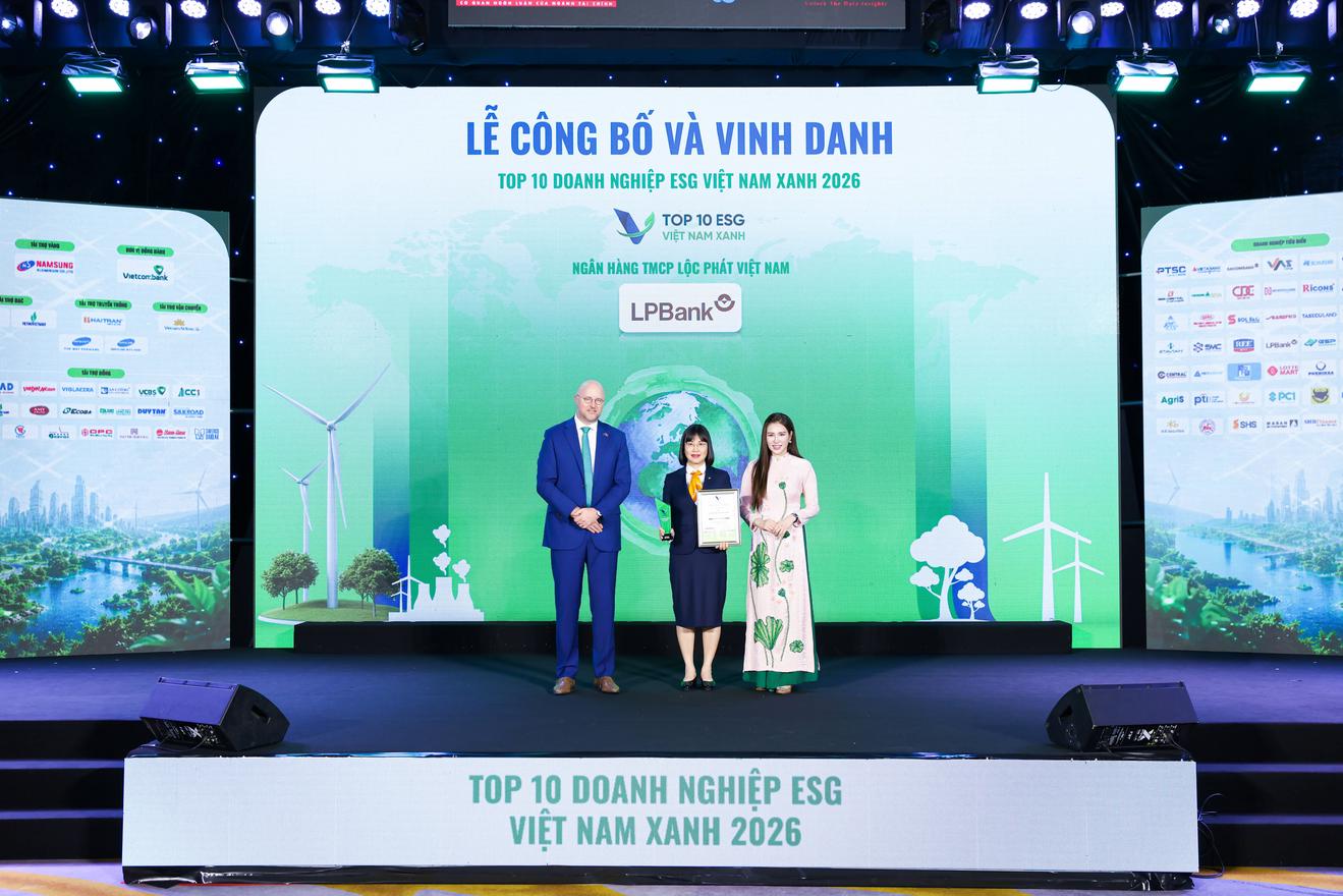 Bà Nguyễn Ánh Vân - Phó Tổng Giám đốc LPBank (ở giữa) đại diện Ngân hàng nhận giải thưởng Top 10 Ngân hàng ESG Việt Nam Xanh 2026 do Viet Research phối hợp cùng Báo Tài chính - Đầu tư tổ chức.