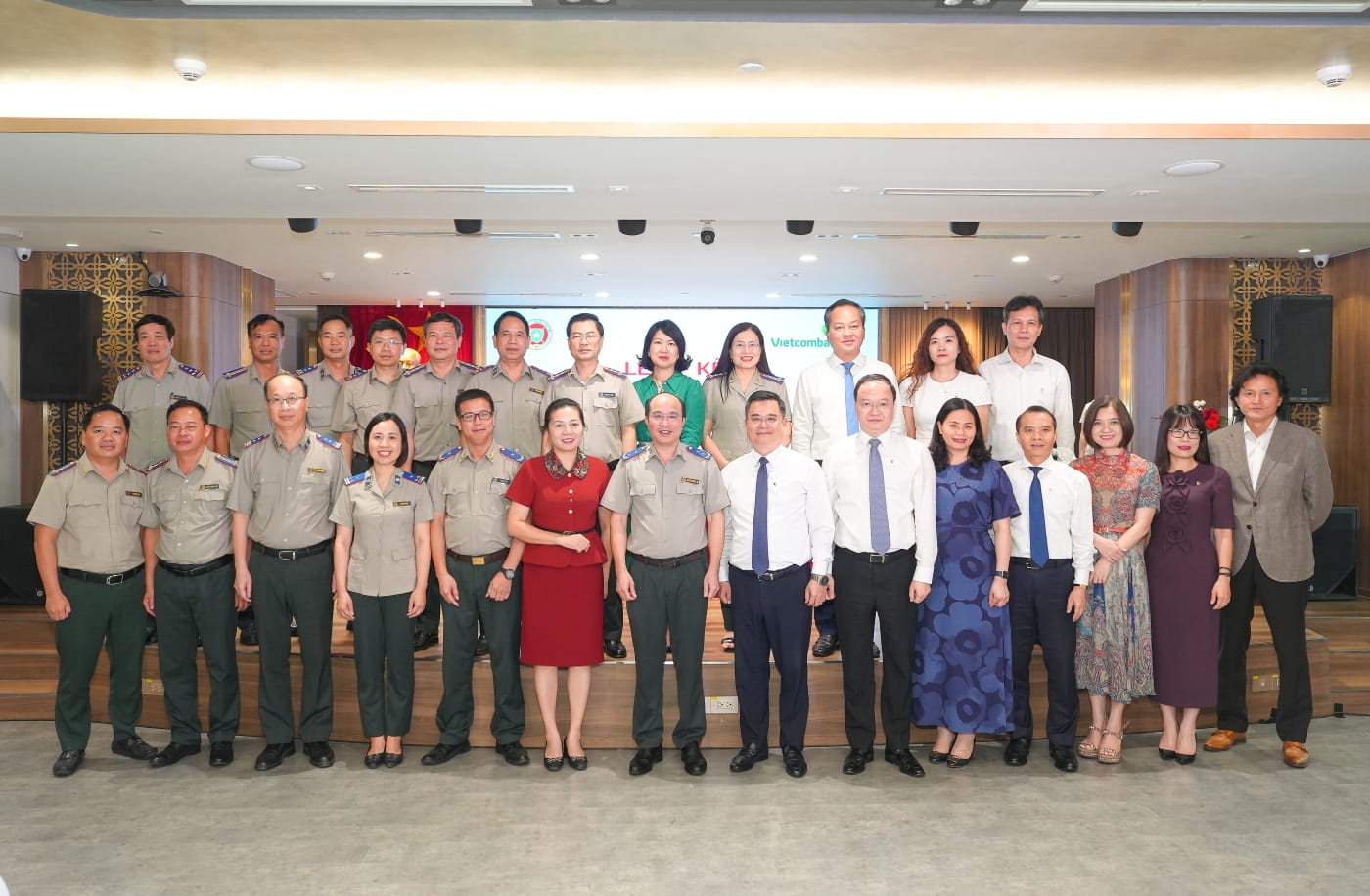 Ban lãnh đạo Vietcombank và lãnh đạo Cục Quản lý Thi hành án dân sự - Bộ Tư pháp cùng các đại biểu chụp ảnh lưu niệm tại sự kiện