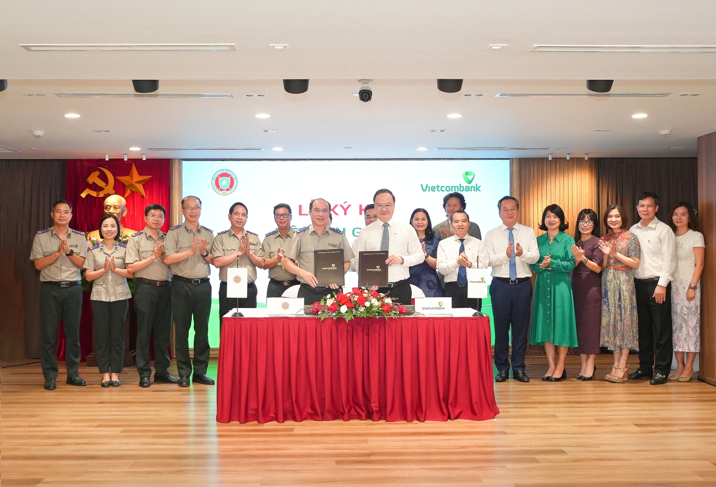 Ông Nguyễn Thắng Lợi - Cục trưởng Cục Quản lý Thi hành án dân sự (hàng đầu, bên trái) và ông Lê Quang Vinh - Thành viên HĐQT, Tổng Giám đốc Vietcombank bàn giao Biên bản ghi nhớ