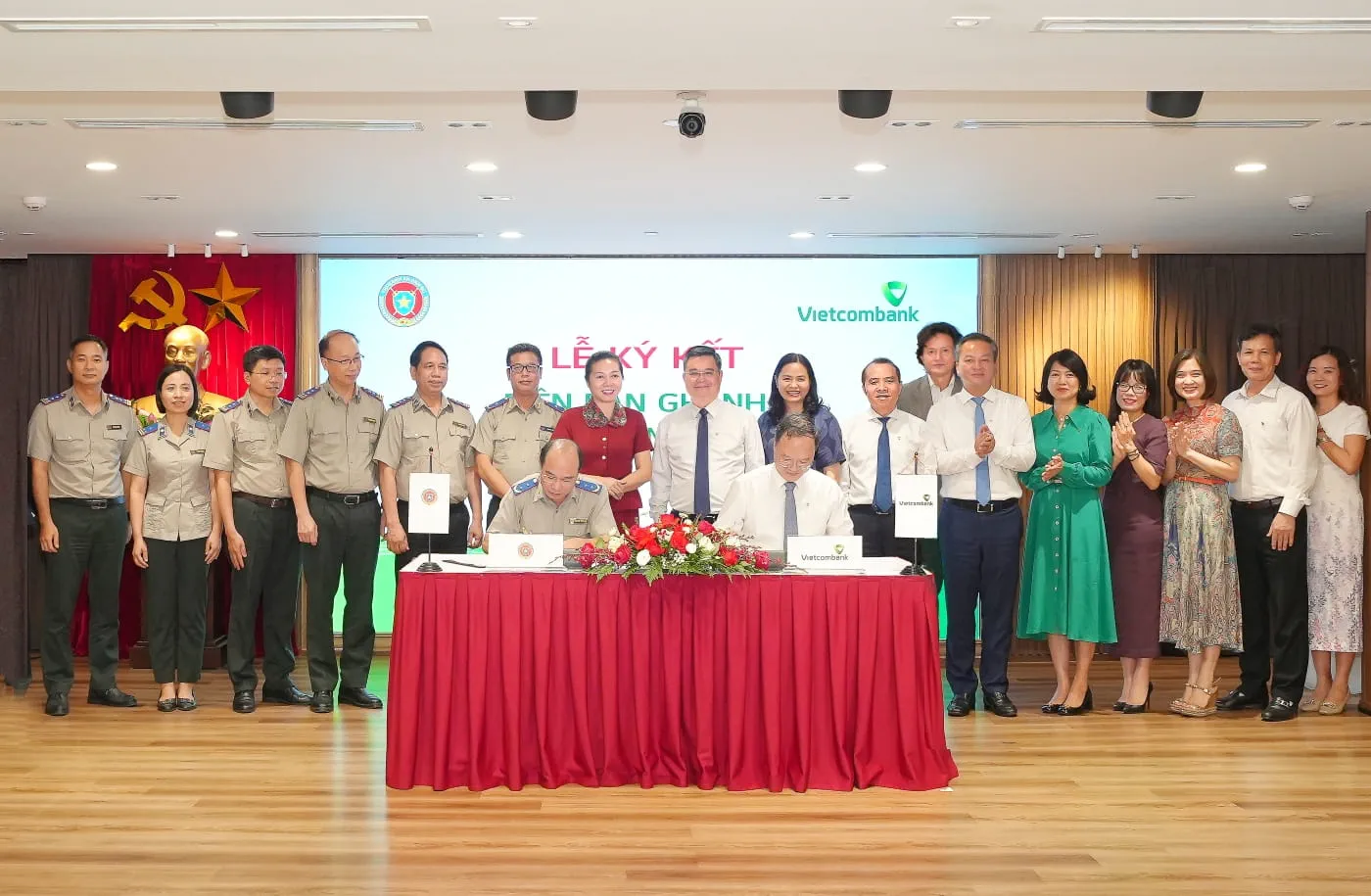 Ông Nguyễn Thắng Lợi - Cục trưởng Cục Quản lý Thi hành án dân sự và ông Lê Quang Vinh - Thành viên HĐQT, Tổng Giám đốc Vietcombank ký Biên bản ghi nhớ