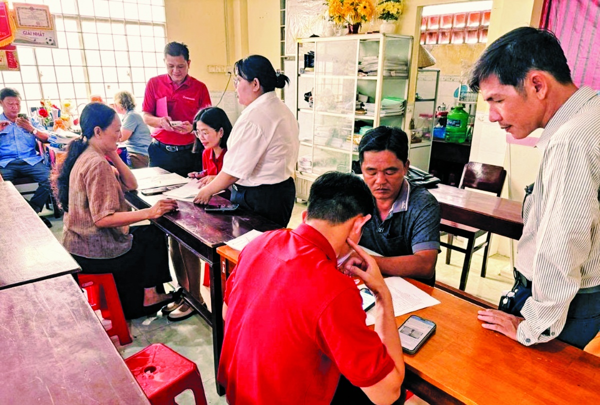 Ngân hàng về từng xã, từng ấp hỗ trợ người dân sử dụng các ứng dụng ngân hàng số phục vụ thanh toán và quản lý dòng tiền sản xuất, kinh doanh Ảnh: Minh Khương/VP Agribank