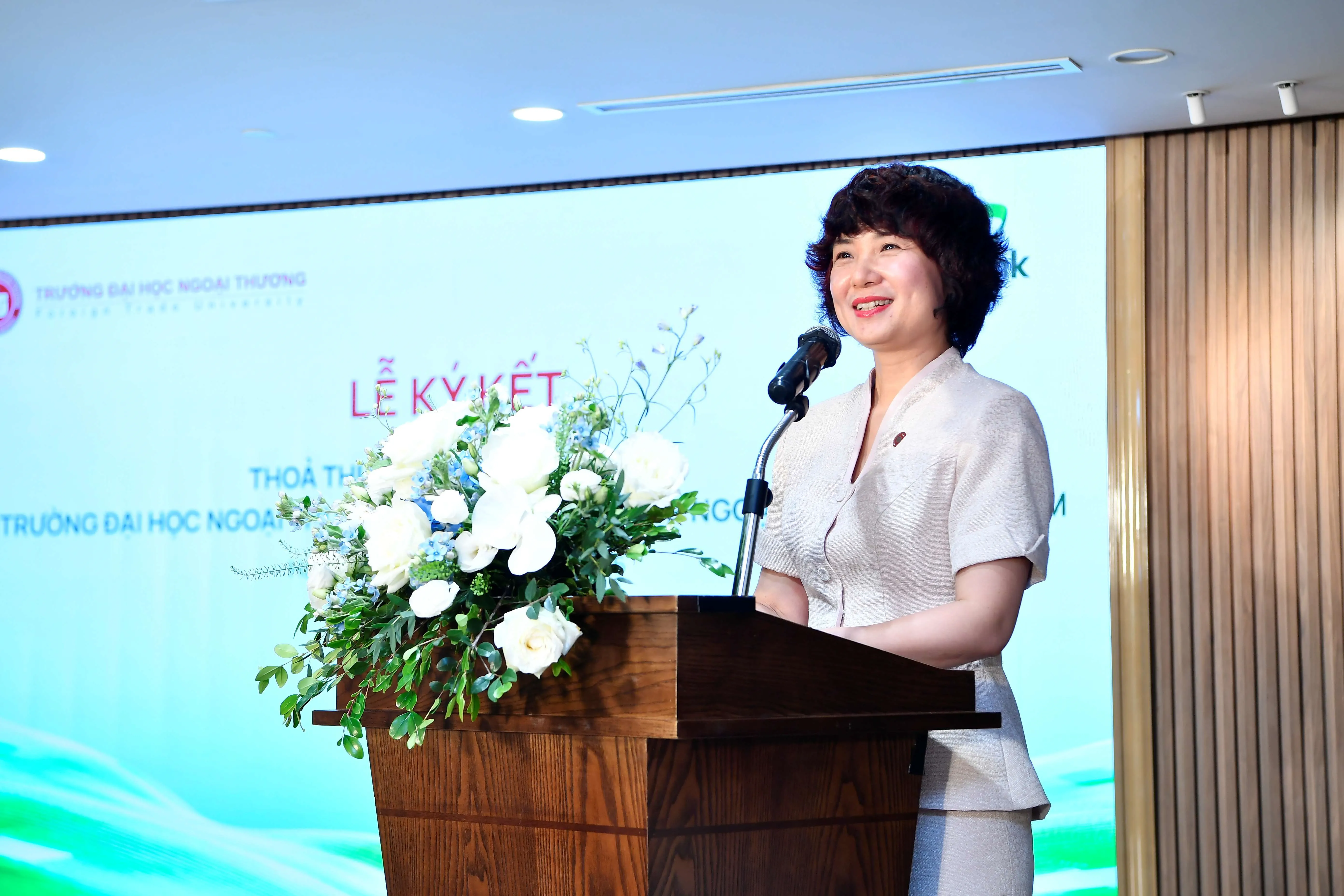 PGS. TS Phạm Thu Hương - Bí thư Đảng ủy, Hiệu trưởng Trường Đại học Ngoại thương phát biểu tại lễ ký kết