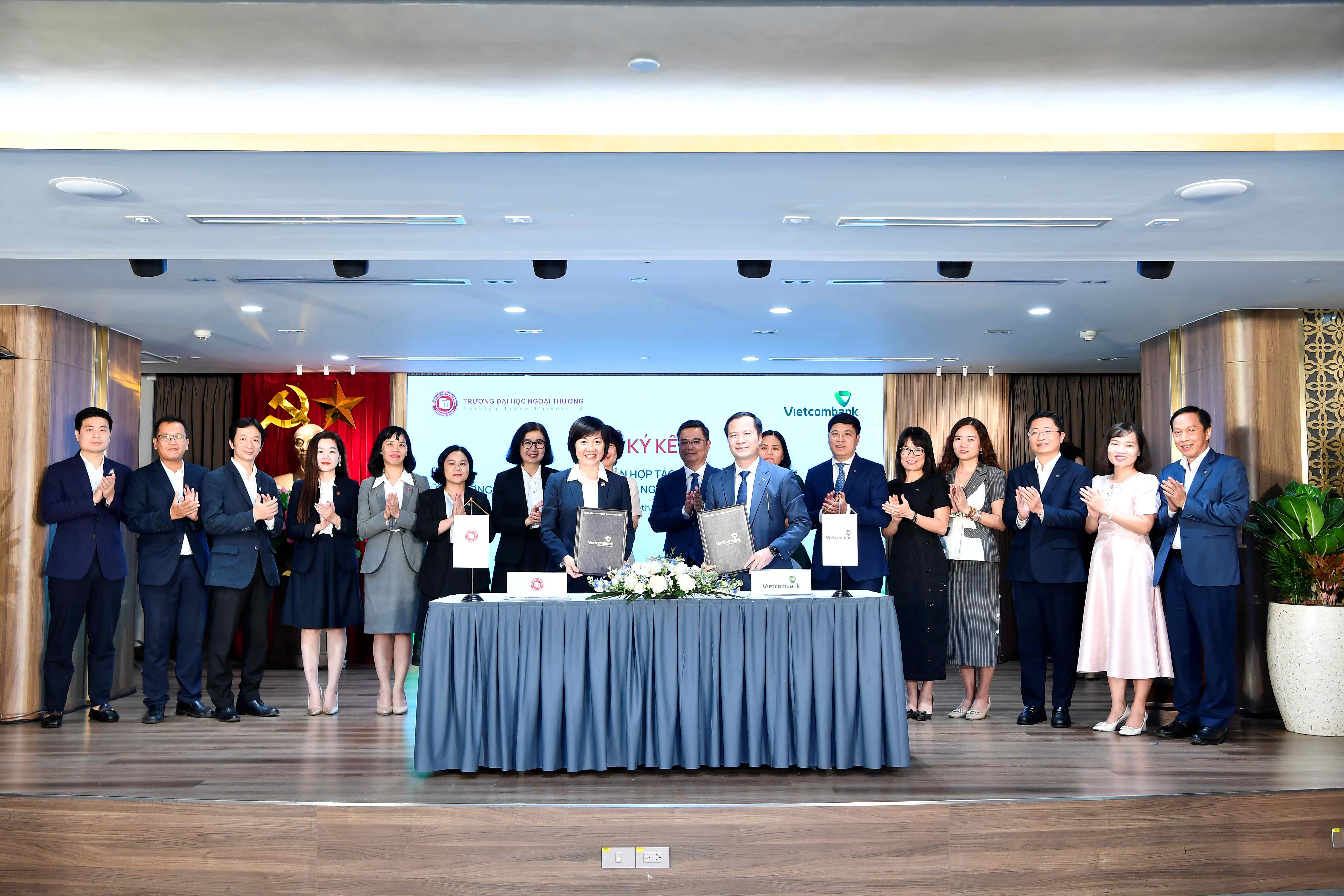 Ông Lê Hoàng Tùng - Phó Tổng Giám đốc Vietcombank (bên phải) và PGS.TS Nguyễn Minh Hằng - Phó Hiệu trưởng Trường Đại học Ngoại Thương (bên trái) đại diện hai đơn vị ký kết thỏa thuận hợp tác toàn diện