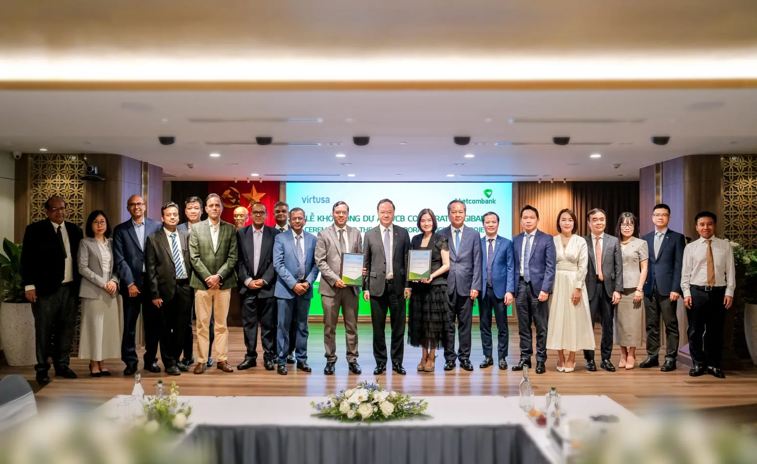 Ban lãnh đạo Vietcombank, Ban triển khai Dự án cùng đối tác Virtusa chụp ảnh lưu niệm và bày tỏ quyết tâm triển khai thành công Dự án VCB Corporate Digibank, về đích đúng kỳ vọng