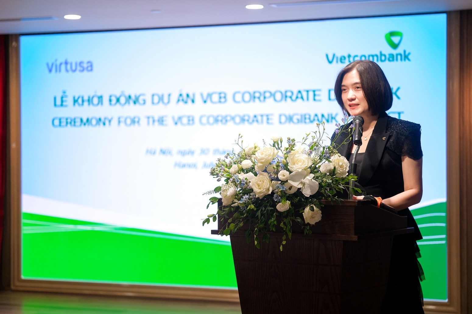 Bà Phùng Nguyễn Hải Yến - Phó Tổng Giám đốc Vietcombank, Phó Trưởng Ban triển khai dự án phát biểu tại Lễ Khởi động Dự án