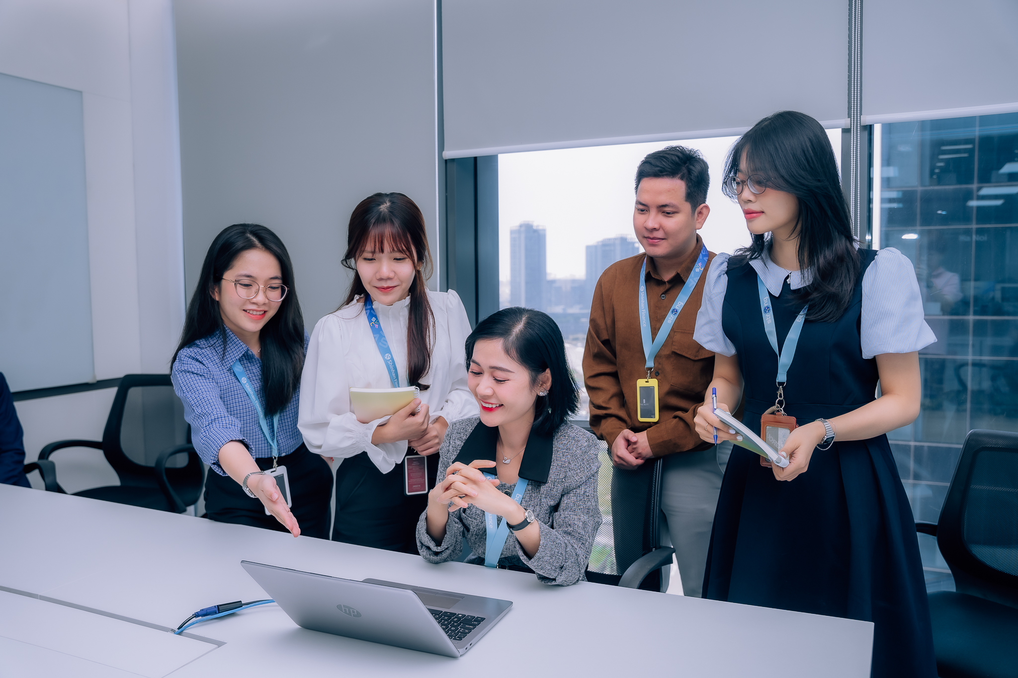 Đội ngũ Shinhan Finance luôn đồng lòng vì mục tiêu chung là mang đến trải nghiệm tài chính tốt hơn cho khách hàng.