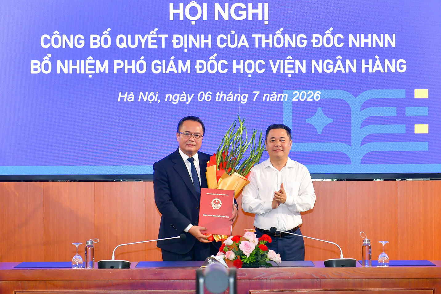 Phó Thống đốc NHNN Nguyễn Ngọc Cảnh tặng hoa và trao Quyết định cho đồng chí Lê Ngọc Thắng – tân Phó Giám đốc Học viện Ngân hàng