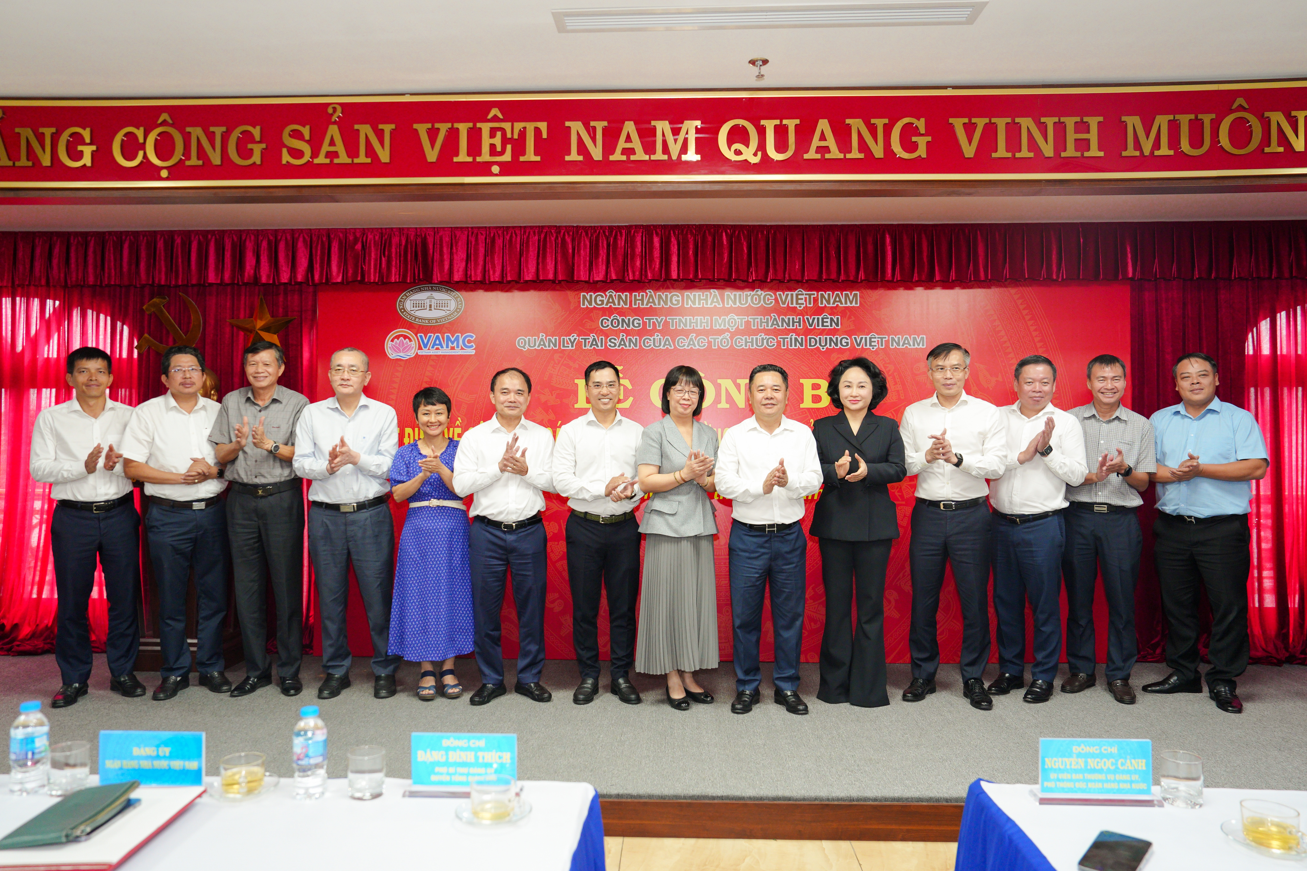 Phó Thống đốc NHNN Nguyễn Ngọc Cảnh và các đại biểu chúc mừng Tân Thành viên Hội đồng thành viên VAMC