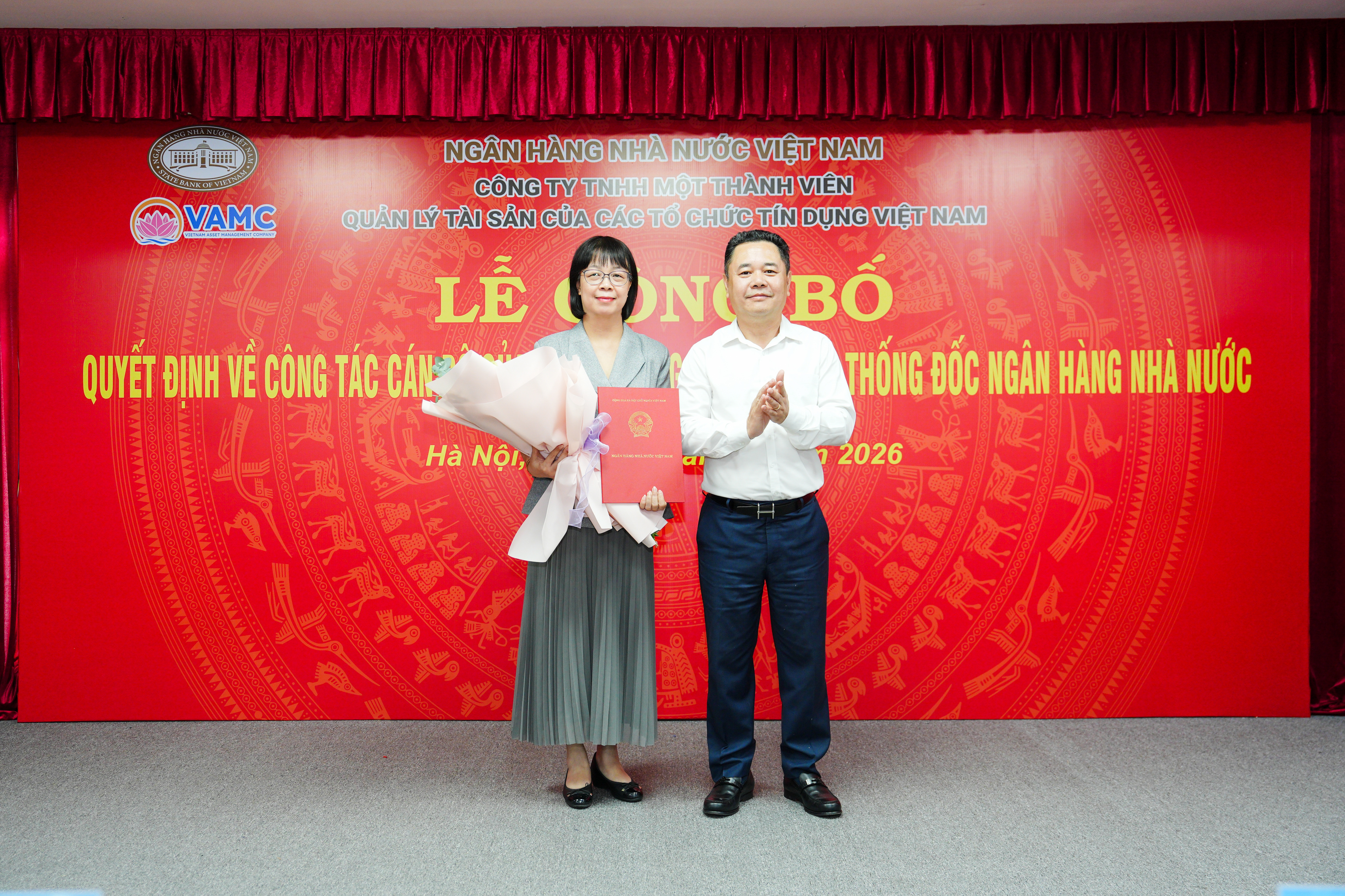 Phó Thống đốc NHNN Nguyễn Ngọc Cảnh trao Quyết định điều động, bổ nhiệm bà Đỗ Thu Hạnh, Phó Trưởng ban Tổ chức Đảng ủy NHNN giữ chức vụ Thành viên Hội đồng thành viên VAMC